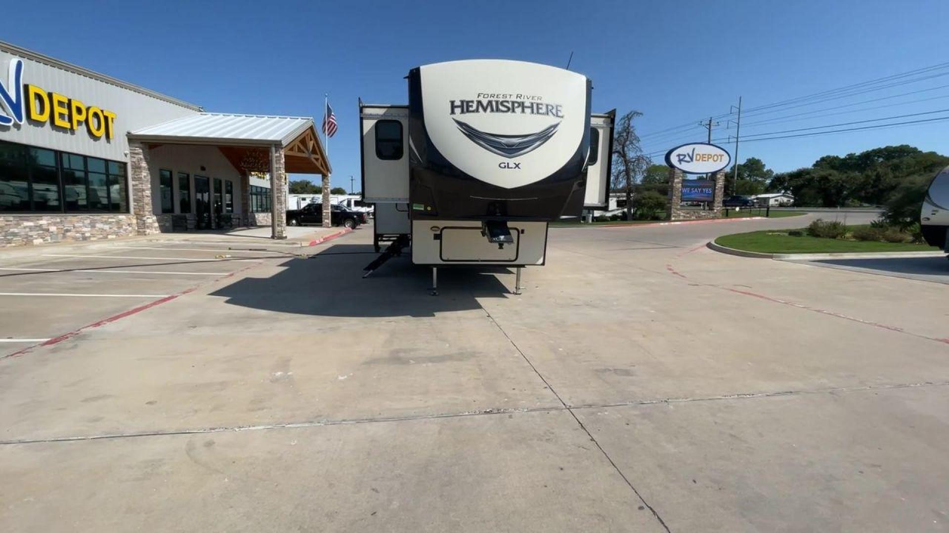 2020 WHITE SALEM HEMISPHERE GLX378FL - (4X4FSBP23LV) , Length: 43.42 ft. | Dry Weight: 11,589 lbs. | Slides: 5 transmission, located at 4319 N Main St, Cleburne, TX, 76033, (817) 678-5133, 32.385960, -97.391212 - The 2020 Salem Hemisphere GLX378F is a luxurious fifth wheel that stands out with its expansive design and premium features. With an impressive length of 43 feet and five slides, this model ensures a spacious and inviting living space that redefines the concept of comfort on the road. The dual entry - Photo#4