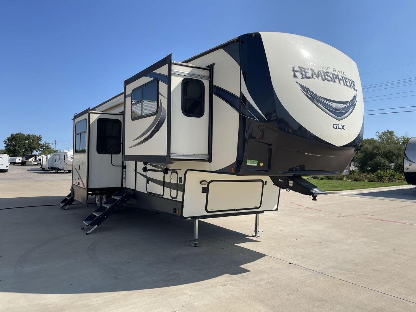 2020 WHITE SALEM HEMISPHERE GLX378FL - (4X4FSBP23LV) , Length: 43.42 ft. | Dry Weight: 11,589 lbs. | Slides: 5 transmission, located at 4319 N Main St, Cleburne, TX, 76033, (817) 678-5133, 32.385960, -97.391212 - The 2020 Salem Hemisphere GLX378F is a luxurious fifth wheel that stands out with its expansive design and premium features. With an impressive length of 43 feet and five slides, this model ensures a spacious and inviting living space that redefines the concept of comfort on the road. The dual entry - Photo#23