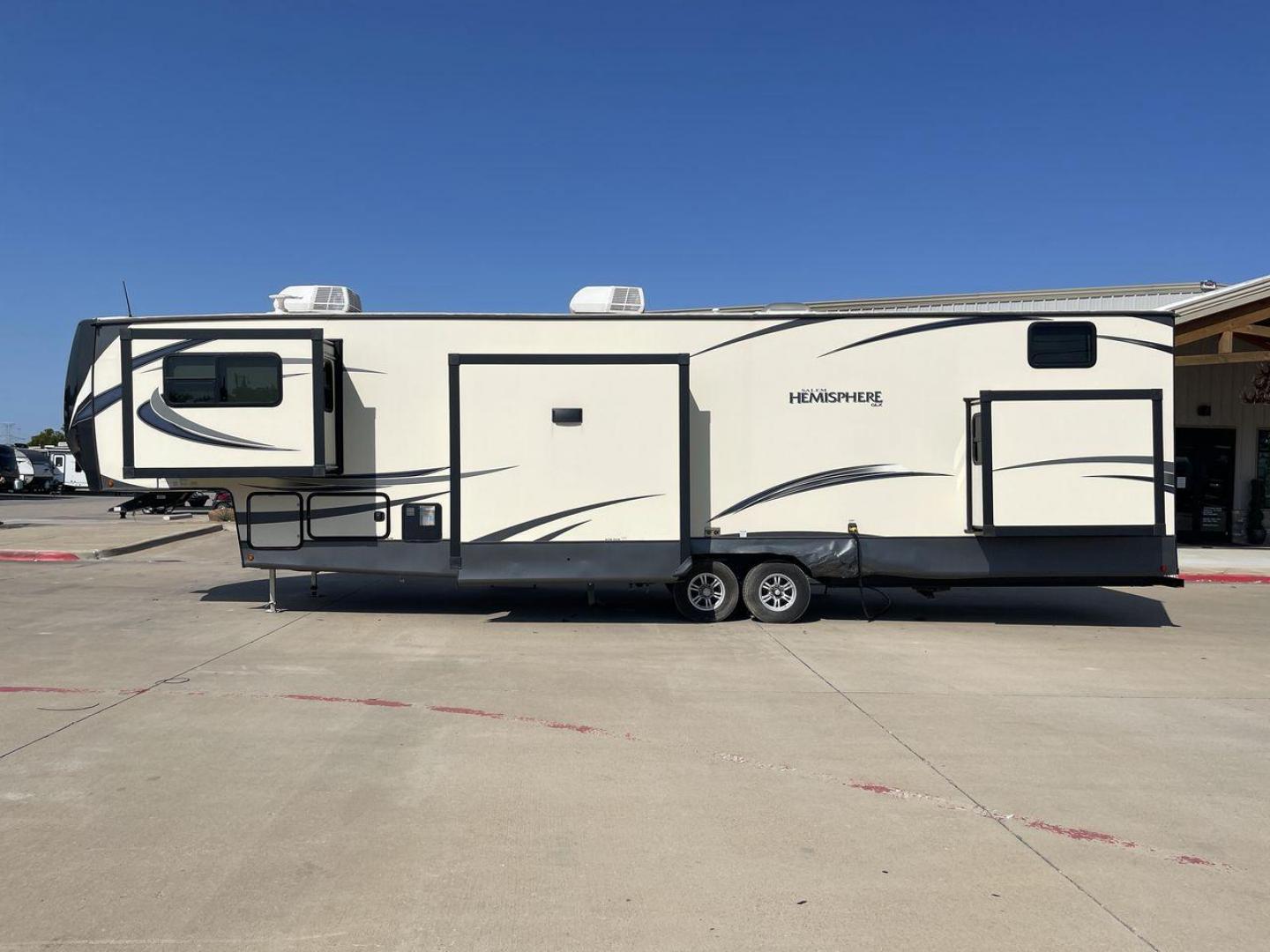 2020 WHITE SALEM HEMISPHERE GLX378FL - (4X4FSBP23LV) , Length: 43.42 ft. | Dry Weight: 11,589 lbs. | Slides: 5 transmission, located at 4319 N Main St, Cleburne, TX, 76033, (817) 678-5133, 32.385960, -97.391212 - The 2020 Salem Hemisphere GLX378F is a luxurious fifth wheel that stands out with its expansive design and premium features. With an impressive length of 43 feet and five slides, this model ensures a spacious and inviting living space that redefines the concept of comfort on the road. The dual entry - Photo#24