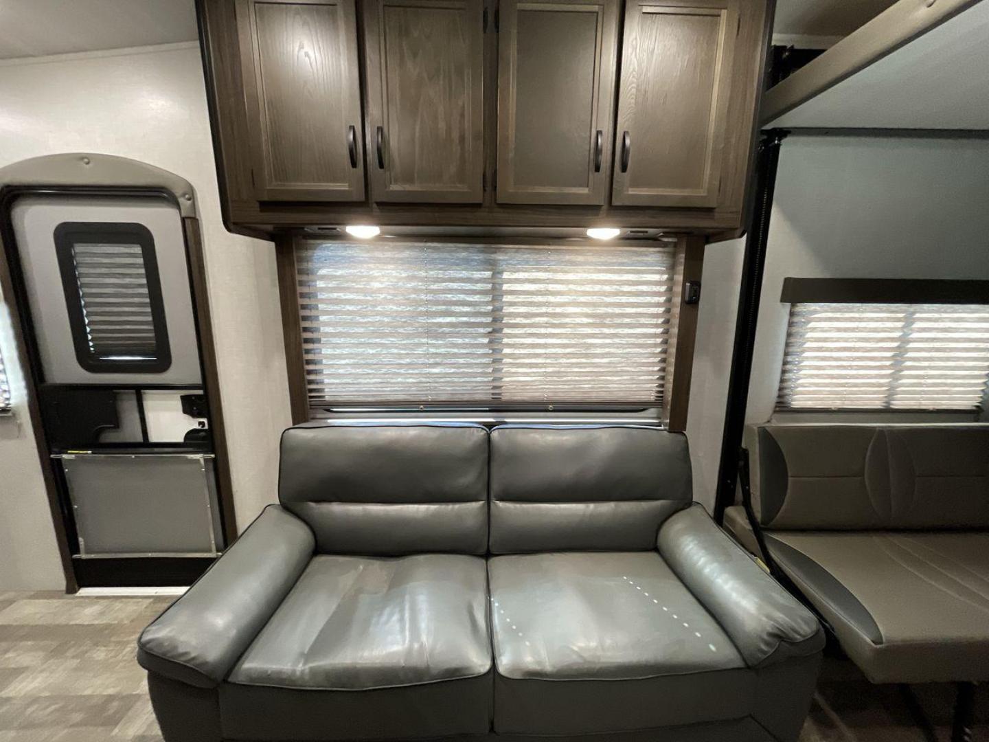 2020 WHITE WINNEBAGO SPYDER 23FB (54CUS1T21L4) , Length: 30.33 ft. | Dry Weight: 7,300 lbs. | Gross Weight: 11,300 lbs. | Slides: 0 transmission, located at 4319 N Main St, Cleburne, TX, 76033, (817) 678-5133, 32.385960, -97.391212 - With a length of 30 feet and a dry weight of 7,300 lbs, the 2020 Winnebago Spyder 23FB strikes the perfect balance between spaciousness and towing ease. Constructed with a durable aluminum body frame and fiberglass sidewalls, it offers exceptional durability and longevity on the road, ensuring that - Photo#11