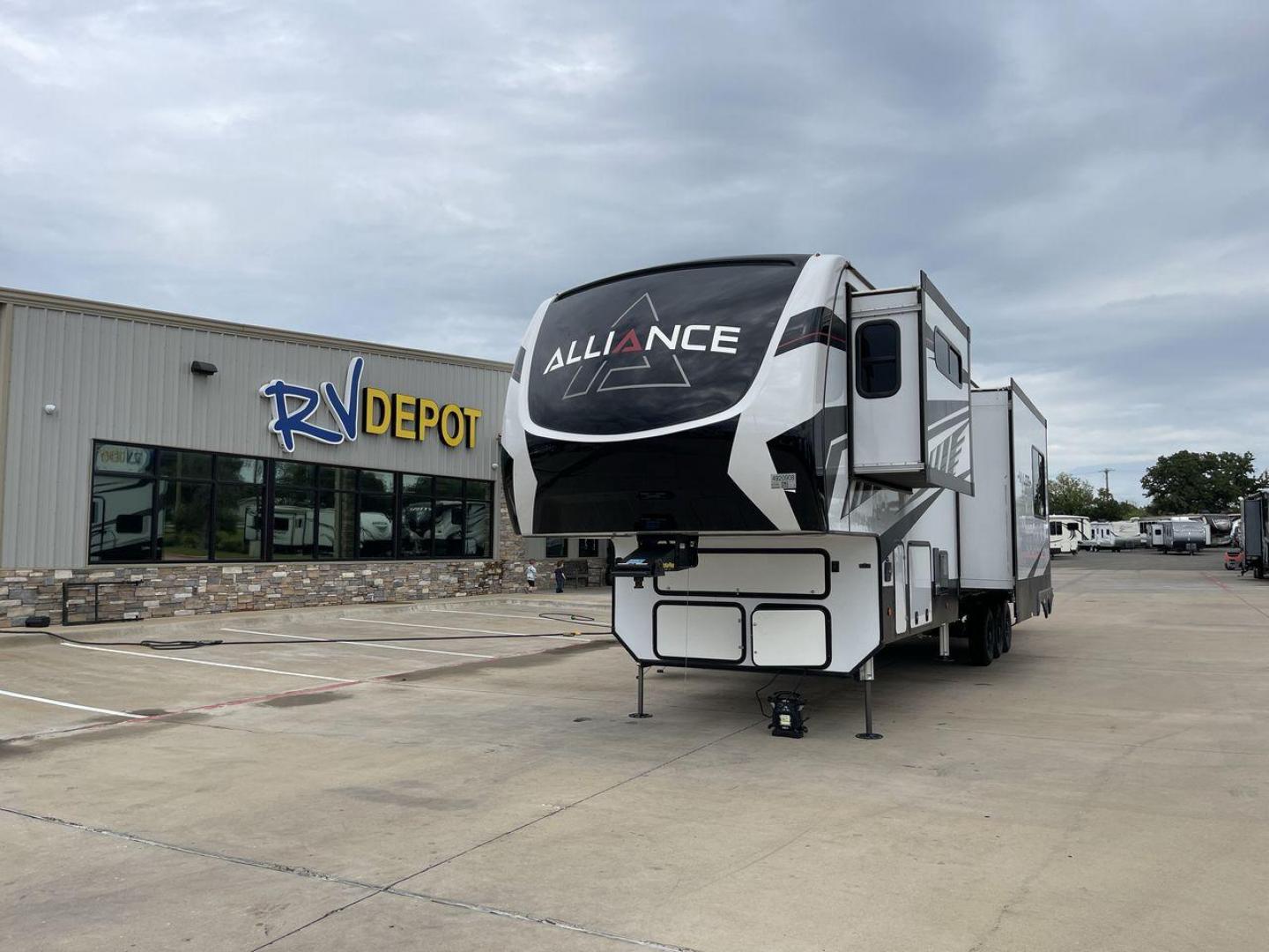 2021 ALLIANCE VALOR 42V13 (7M5FV4533MA) , Length: 44.08 ft. | Dry Weight: 16,064 lbs. | Gross Weight: 20,000 lbs. | Slides: 3 transmission, located at 4319 N Main St, Cleburne, TX, 76033, (817) 678-5133, 32.385960, -97.391212 - Photo#0