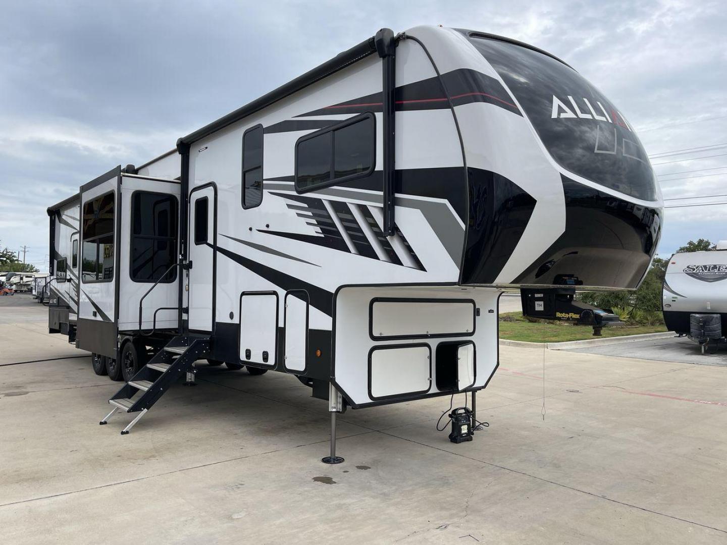 2021 ALLIANCE VALOR 42V13 (7M5FV4533MA) , Length: 44.08 ft. | Dry Weight: 16,064 lbs. | Gross Weight: 20,000 lbs. | Slides: 3 transmission, located at 4319 N Main St, Cleburne, TX, 76033, (817) 678-5133, 32.385960, -97.391212 - Photo#23