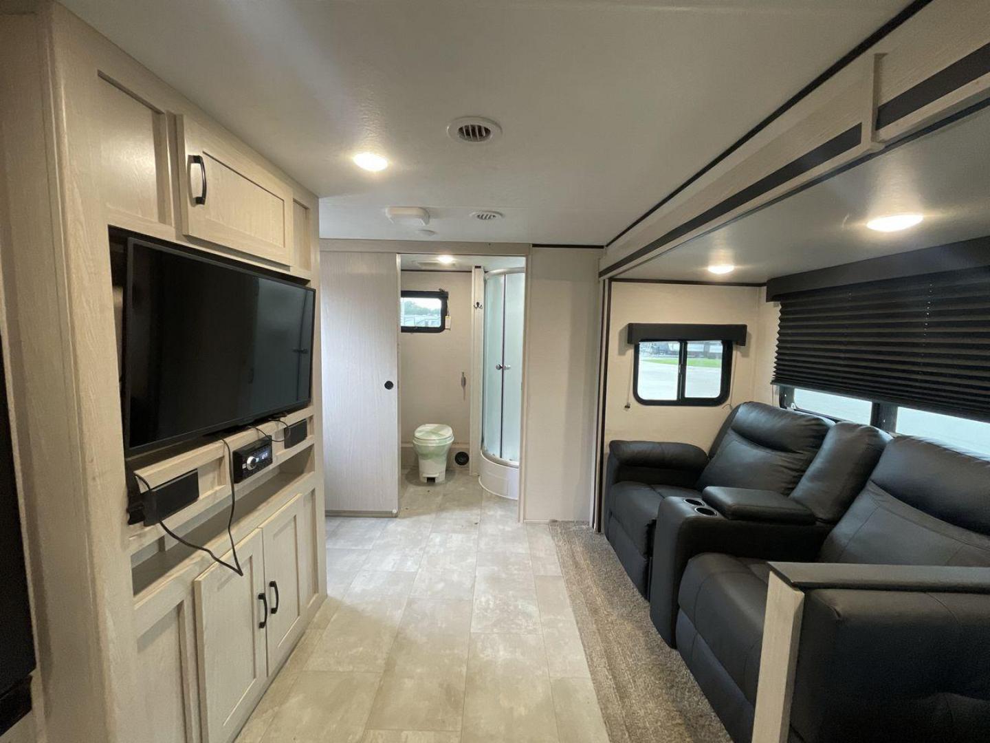 2021 COACHMEN APEX 265RBSS (5ZT2CXSB6MS) , located at 4319 N Main St, Cleburne, TX, 76033, (817) 678-5133, 32.385960, -97.391212 - Photo#11