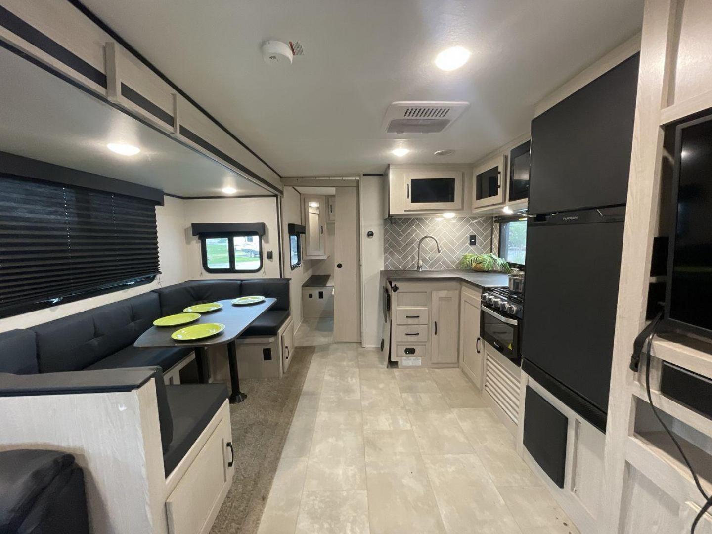 2021 COACHMEN APEX 265RBSS (5ZT2CXSB6MS) , located at 4319 N Main St, Cleburne, TX, 76033, (817) 678-5133, 32.385960, -97.391212 - Photo#13