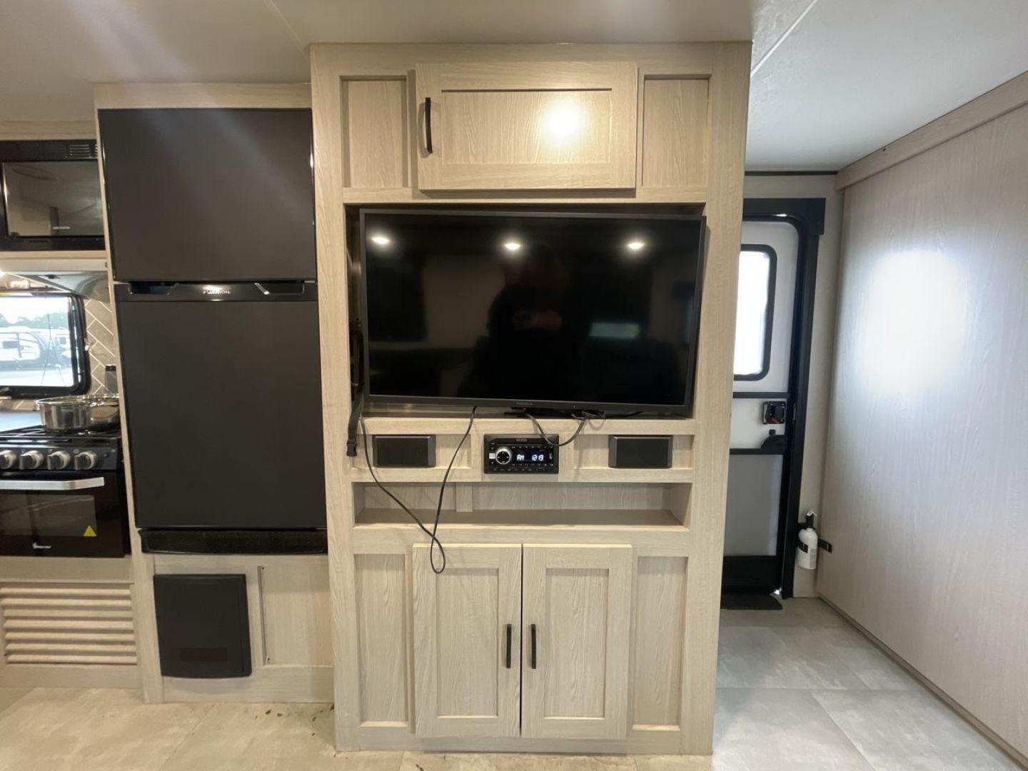 2021 COACHMEN APEX 265RBSS (5ZT2CXSB6MS) , located at 4319 N Main St, Cleburne, TX, 76033, (817) 678-5133, 32.385960, -97.391212 - Photo#20