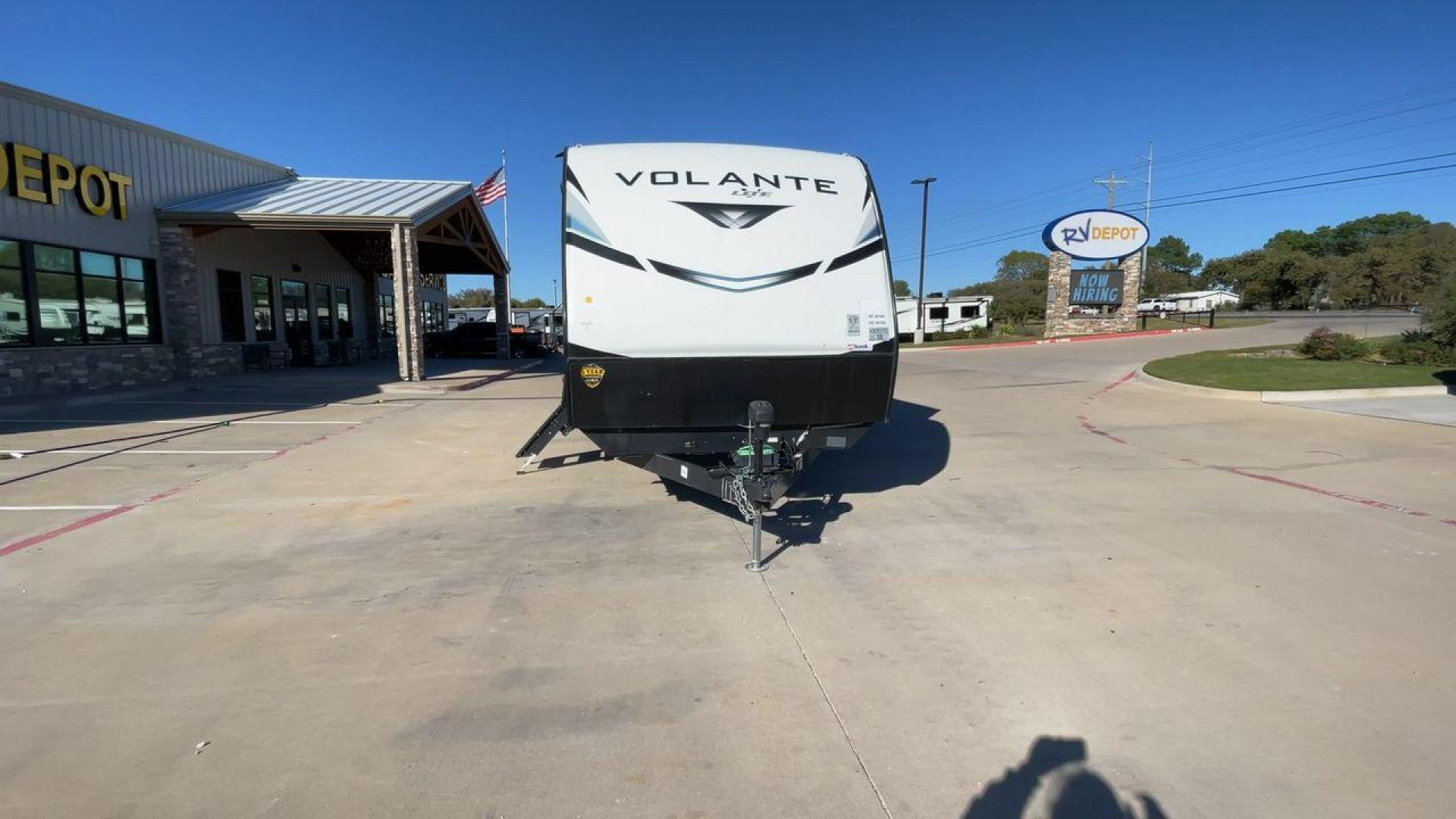 2021 CROSSROADS VOLANTE 32FB (4YDT32F21M6) , Length: 35.92 ft. | Dry Weight: 7,578 lbs. | Gross Weight: 9,810 lbs. | Slides: 2 transmission, located at 4319 N Main St, Cleburne, TX, 76033, (817) 678-5133, 32.385960, -97.391212 - Photo#4