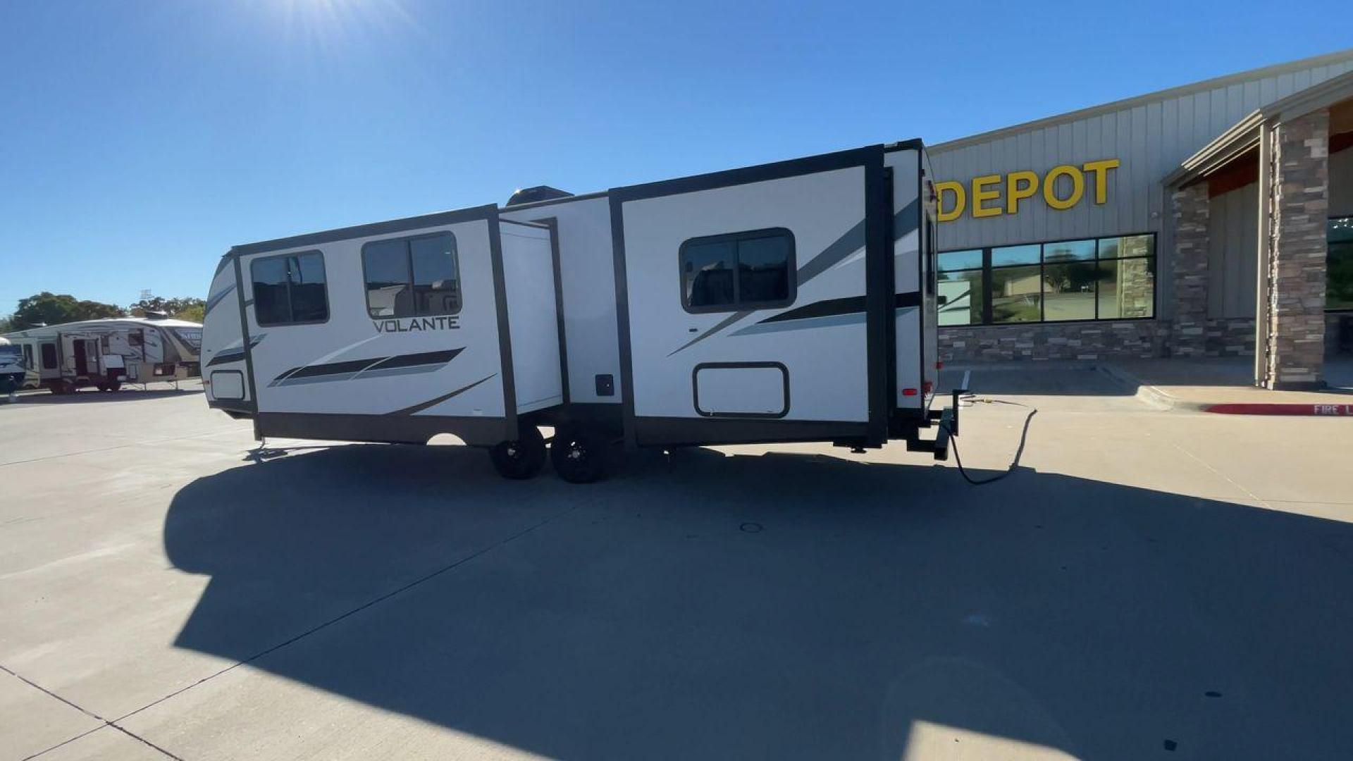 2021 CROSSROADS VOLANTE 32FB (4YDT32F21M6) , Length: 35.92 ft. | Dry Weight: 7,578 lbs. | Gross Weight: 9,810 lbs. | Slides: 2 transmission, located at 4319 N Main St, Cleburne, TX, 76033, (817) 678-5133, 32.385960, -97.391212 - Photo#7