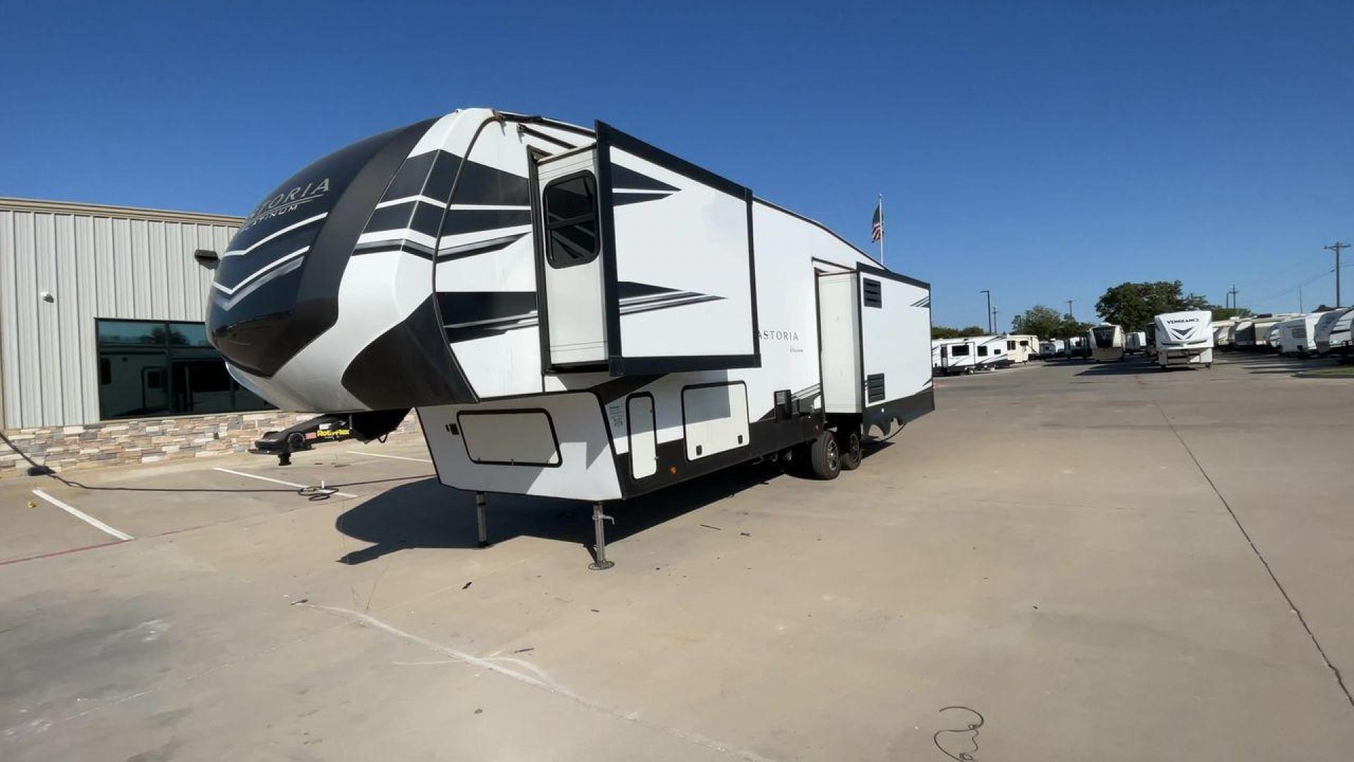 2021 DUTCHMEN ASTORIA 3173RLP (4YDF31727MM) , Length: 35.92 ft. | Dry Weight: 9,959 lbs. | Slides: 3 transmission, located at 4319 N Main St, Cleburne, TX, 76033, (817) 678-5133, 32.385960, -97.391212 - Photo#5