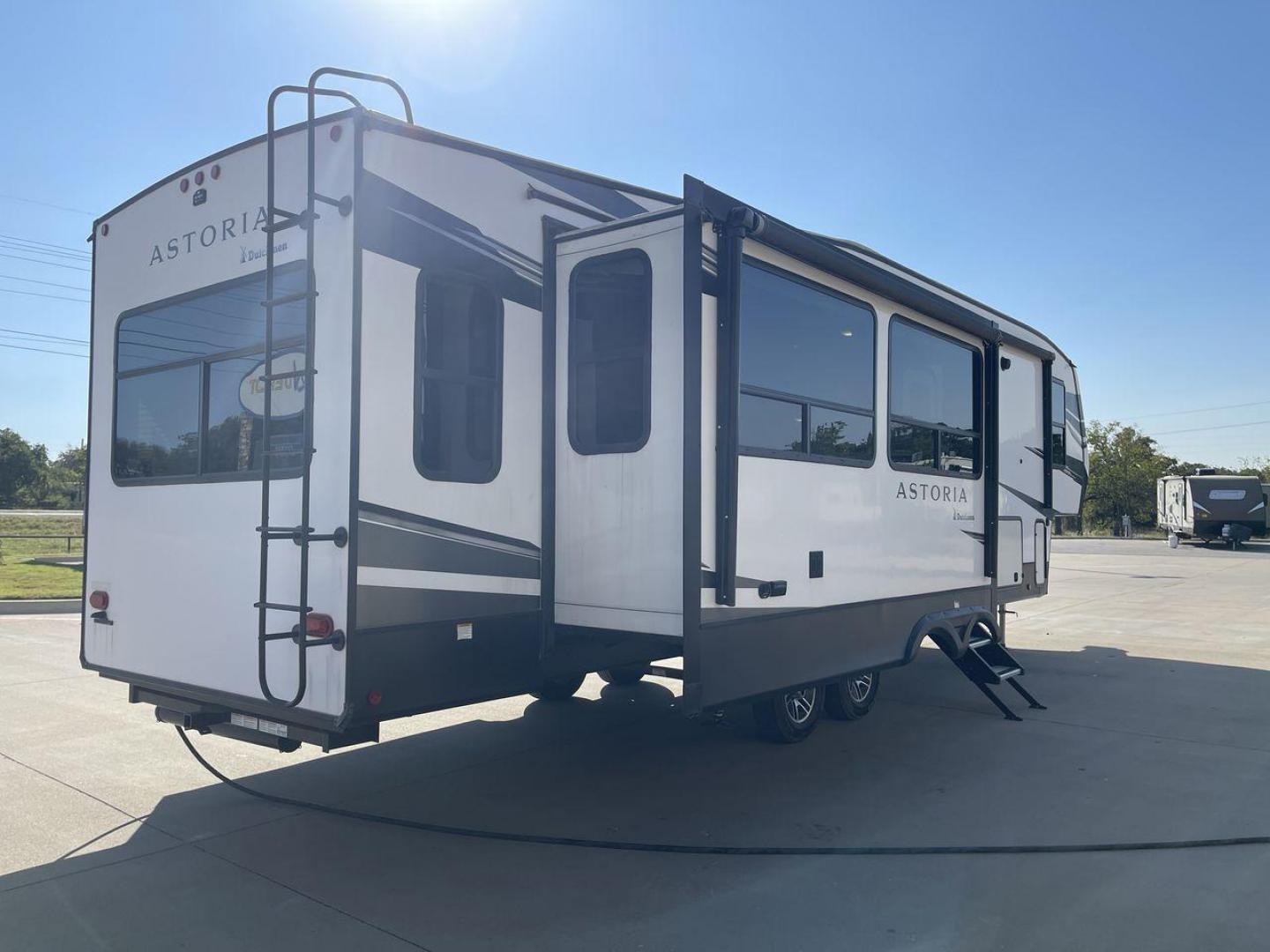 2021 DUTCHMEN ASTORIA 3173RLP (4YDF31727MM) , Length: 35.92 ft. | Dry Weight: 9,959 lbs. | Slides: 3 transmission, located at 4319 N Main St, Cleburne, TX, 76033, (817) 678-5133, 32.385960, -97.391212 - Photo#25