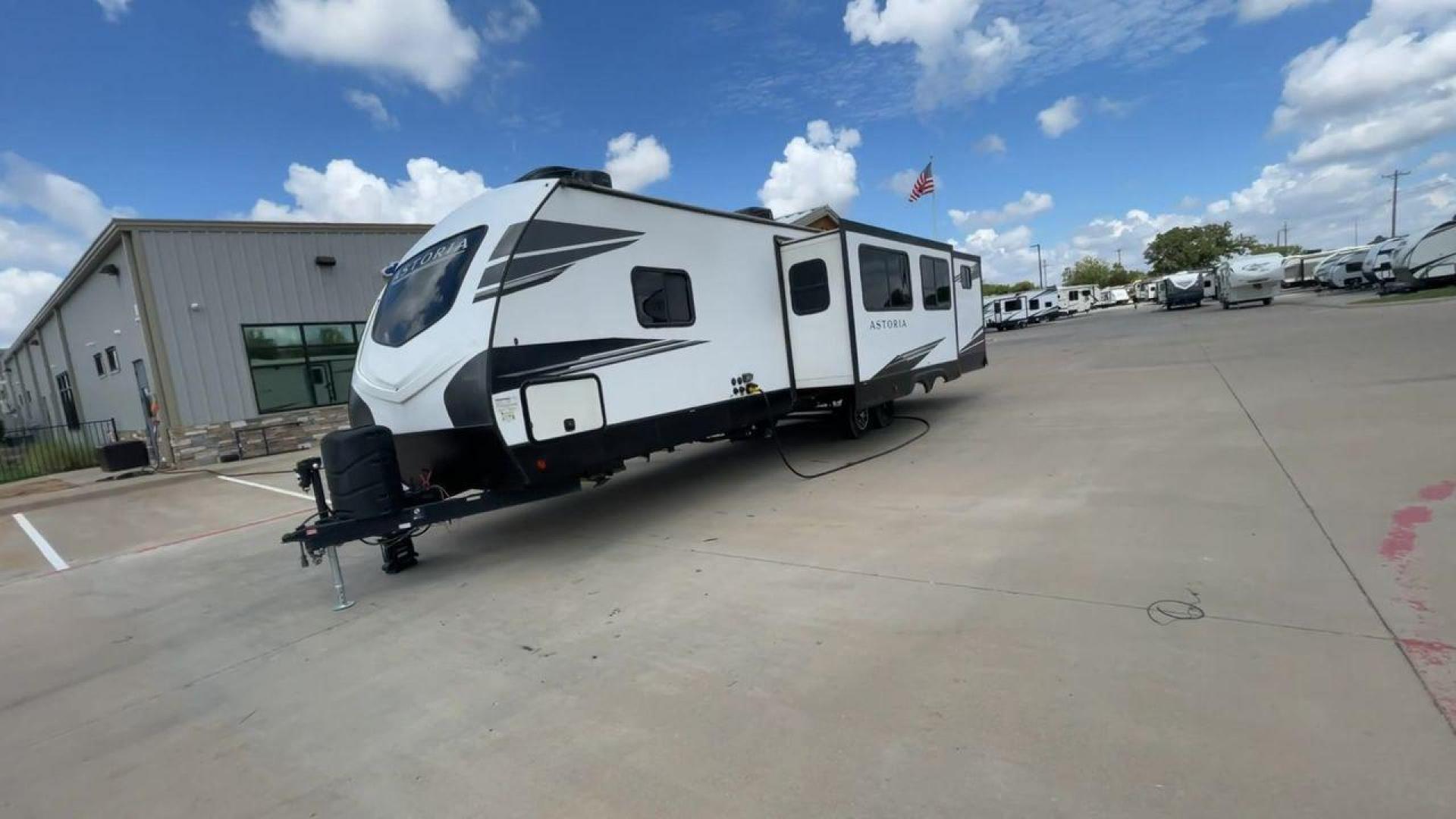 2021 DUTCHMEN ASTORIA 3202BH (4YDT32021MM) , Length: 36.83 ft. | Dry Weight: 7,724 lbs. | Slides: 2 transmission, located at 4319 N Main St, Cleburne, TX, 76033, (817) 678-5133, 32.385960, -97.391212 - Photo#5