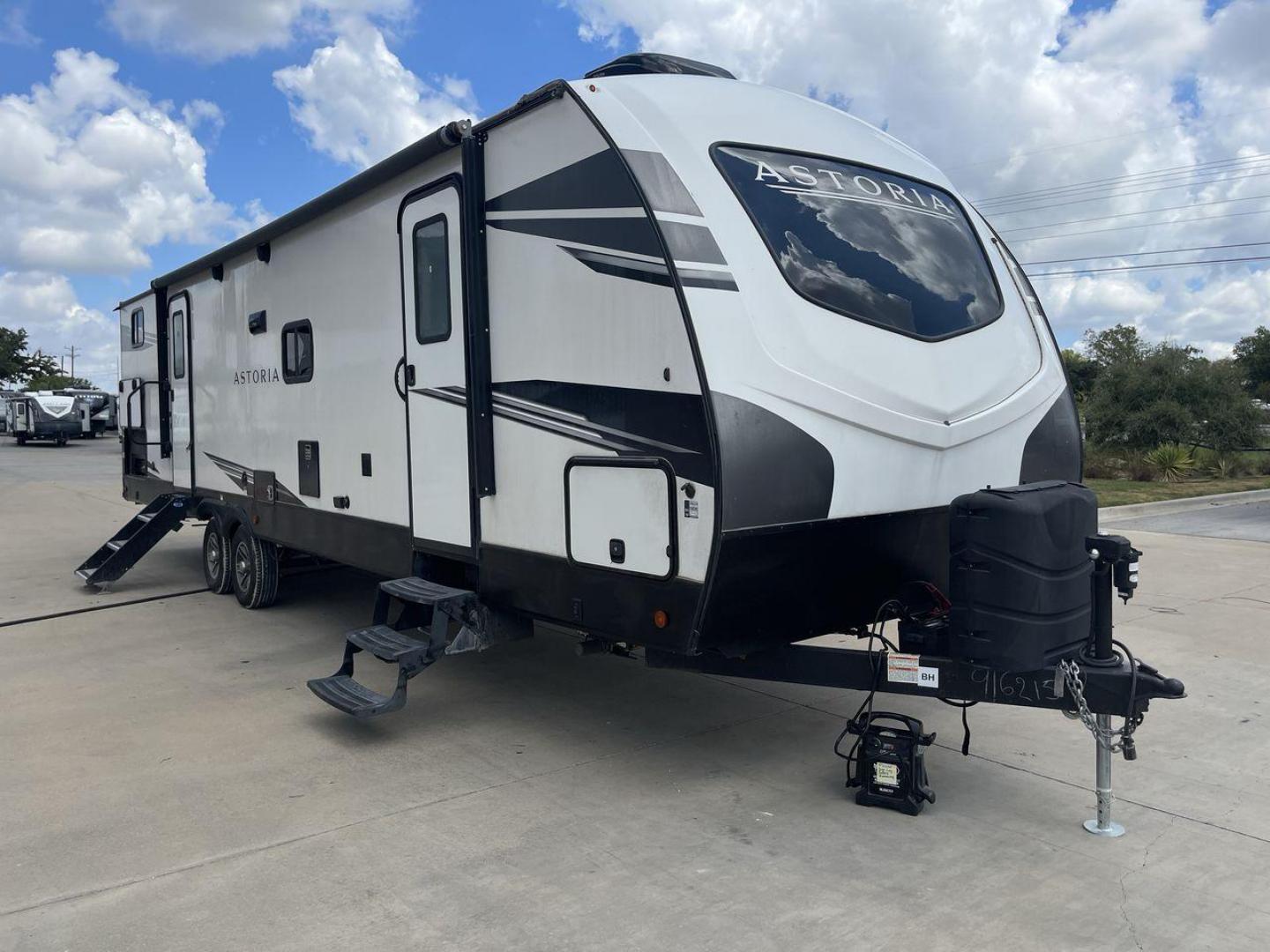 2021 DUTCHMEN ASTORIA 3202BH (4YDT32021MM) , Length: 36.83 ft. | Dry Weight: 7,724 lbs. | Slides: 2 transmission, located at 4319 N Main St, Cleburne, TX, 76033, (817) 678-5133, 32.385960, -97.391212 - Photo#23