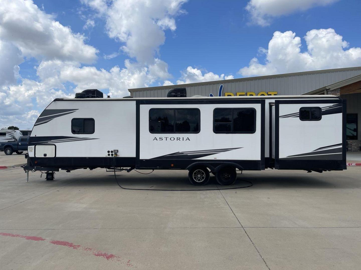 2021 DUTCHMEN ASTORIA 3202BH (4YDT32021MM) , Length: 36.83 ft. | Dry Weight: 7,724 lbs. | Slides: 2 transmission, located at 4319 N Main St, Cleburne, TX, 76033, (817) 678-5133, 32.385960, -97.391212 - Photo#24