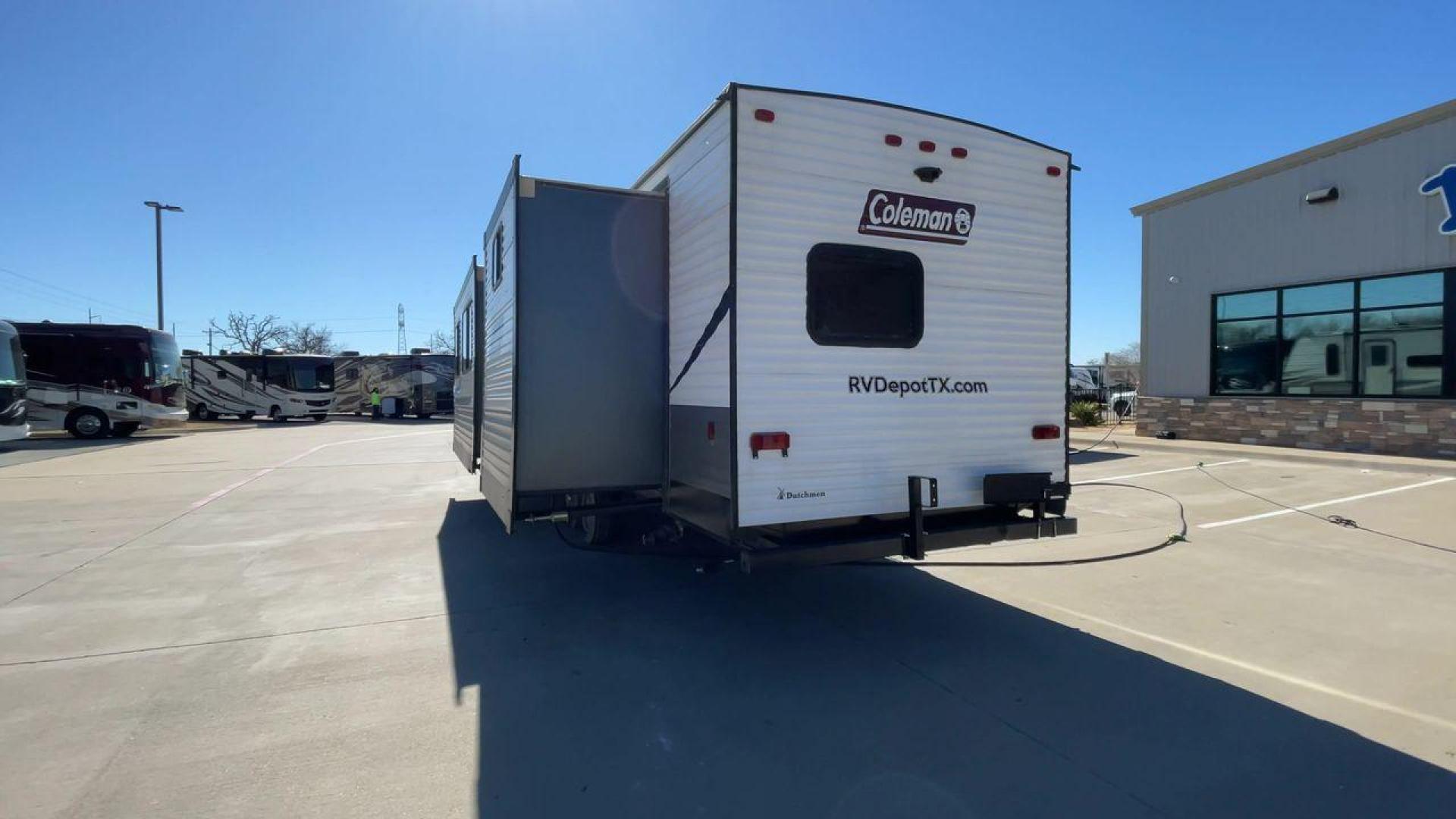 2021 WHITE DUTCHMEN COLEMAN 334BH (4YDT3342XMH) , Length: 37.25 ft. | Dry Weight: 7,806 lbs. | Slides: 2 transmission, located at 4319 N Main St, Cleburne, TX, 76033, (817) 678-5133, 32.385960, -97.391212 - The 2021 Dutchmen Coleman 334BH is a luxurious and spacious travel trailer designed to redefine your camping experience. Its exterior boasts a length of 37 feet, a width of 8 feet, and a dry weight of 7,806 lbs. The aluminum frame construction ensures durability and lightweight towing, while the hig - Photo#8