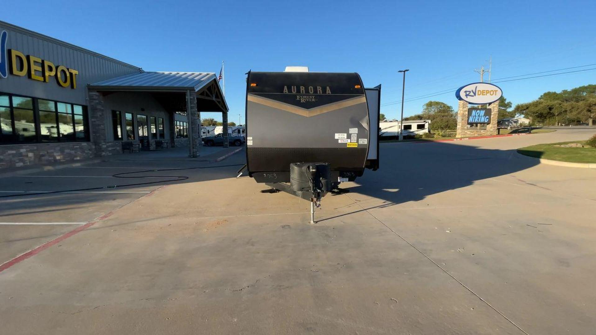 2021 FOREST RIVER AURORA 31KDS (5ZT2ARWB4MX) , Length: 36.25 ft. | Dry Weight: 7,743 lbs. | Gross Weight: 10,000 lbs. | Slides: 2 transmission, located at 4319 N Main St, Cleburne, TX, 76033, (817) 678-5133, 32.385960, -97.391212 - Photo#4