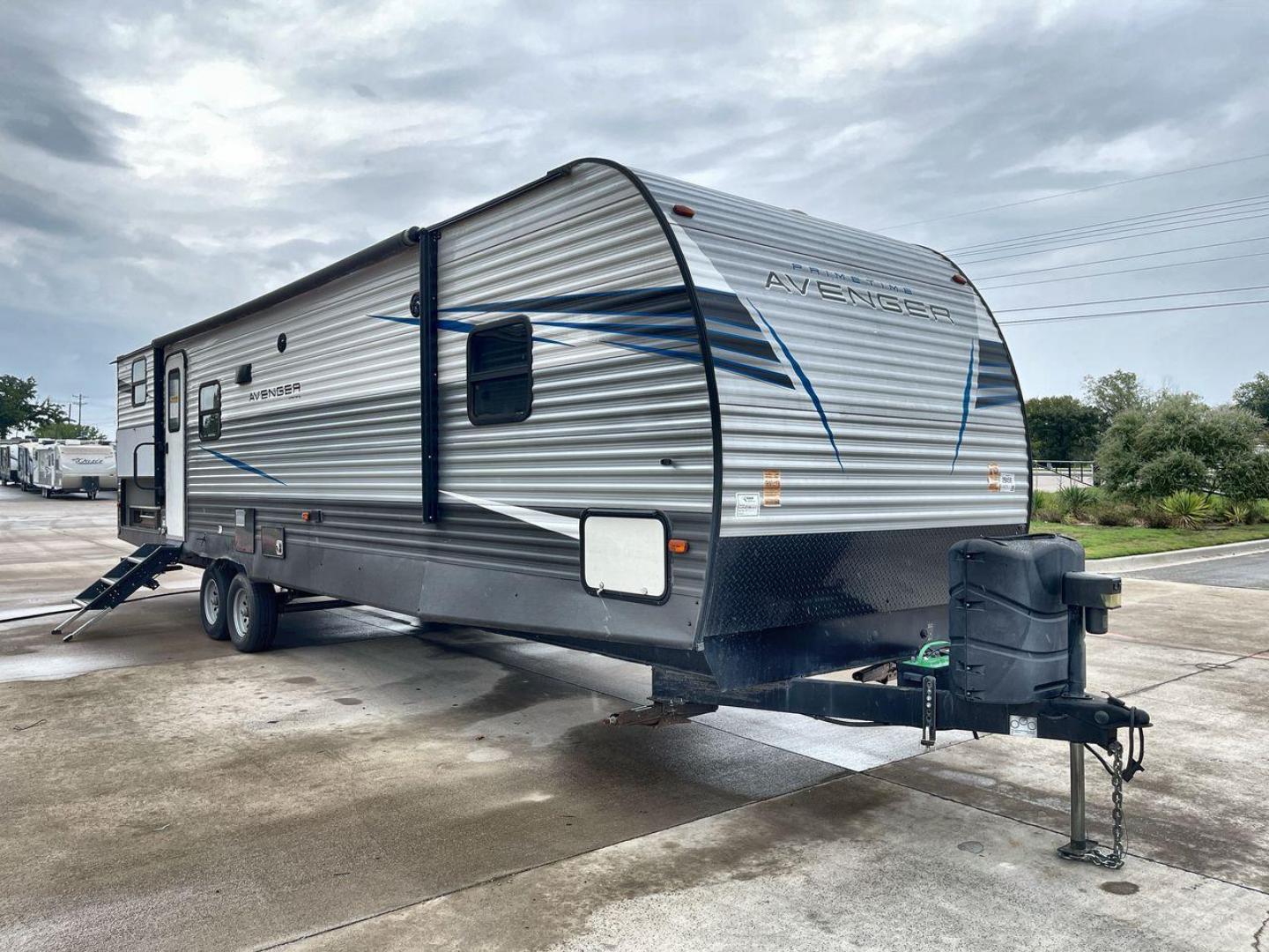 2021 FOREST RIVER AVENGER 29QBS (5ZT2AVUB0MB) , Length: 36.92 ft. | Dry Weight: 7,030 lbs. | Slides: 1 transmission, located at 4319 N Main St, Cleburne, TX, 76033, (817) 678-5133, 32.385960, -97.391212 - The 2021 Forest River Avenger 29QBS presents a sleek and practical exterior designed to support comfortable travel and outdoor convenience. Measuring 36.92 feet in length and equipped with a single slide, this model offers a spacious interior while maintaining an efficient profile. With a dry weight - Photo#22