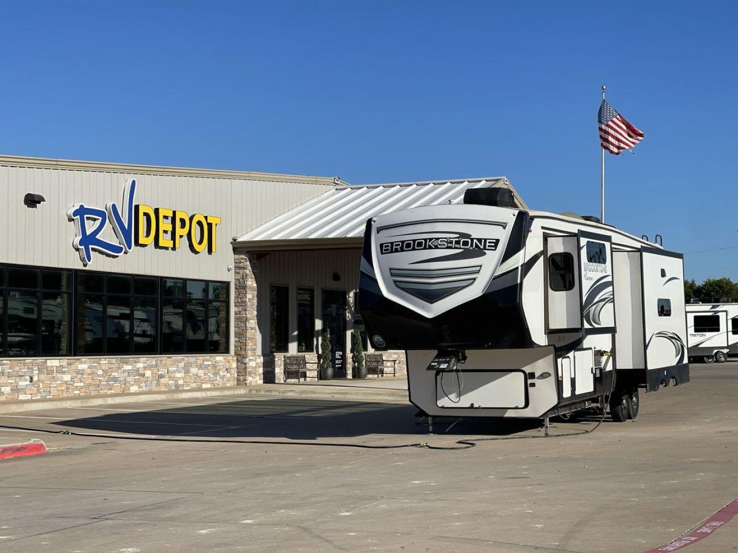 2021 FOREST RIVER BROOKSTONE 290RL (5ZT3BKUB7MA) , Length: 36.33 ft. | Dry Weight: 11,472 lbs. | Gross Weight: 14,500 lbs. | Slides: 3 transmission, located at 4319 N Main St, Cleburne, TX, 76033, (817) 678-5133, 32.385960, -97.391212 - The 2021 Forest River Brookstone 290RL is a luxury fifth wheel designed for spacious living and comfort, ideal for long trips or full-time RVing. Measuring 36.33 feet in length and weighing 11,472 lbs dry, this model offers excellent maneuverability for a fifth wheel. The exterior features sleek, mo - Photo#0