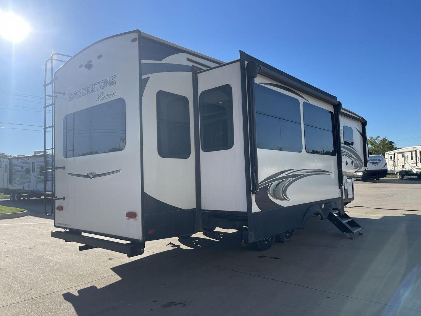 2021 FOREST RIVER BROOKSTONE 290RL (5ZT3BKUB7MA) , Length: 36.33 ft. | Dry Weight: 11,472 lbs. | Gross Weight: 14,500 lbs. | Slides: 3 transmission, located at 4319 N Main St, Cleburne, TX, 76033, (817) 678-5133, 32.385960, -97.391212 - The 2021 Forest River Brookstone 290RL is a luxury fifth wheel designed for spacious living and comfort, ideal for long trips or full-time RVing. Measuring 36.33 feet in length and weighing 11,472 lbs dry, this model offers excellent maneuverability for a fifth wheel. The exterior features sleek, mo - Photo#25