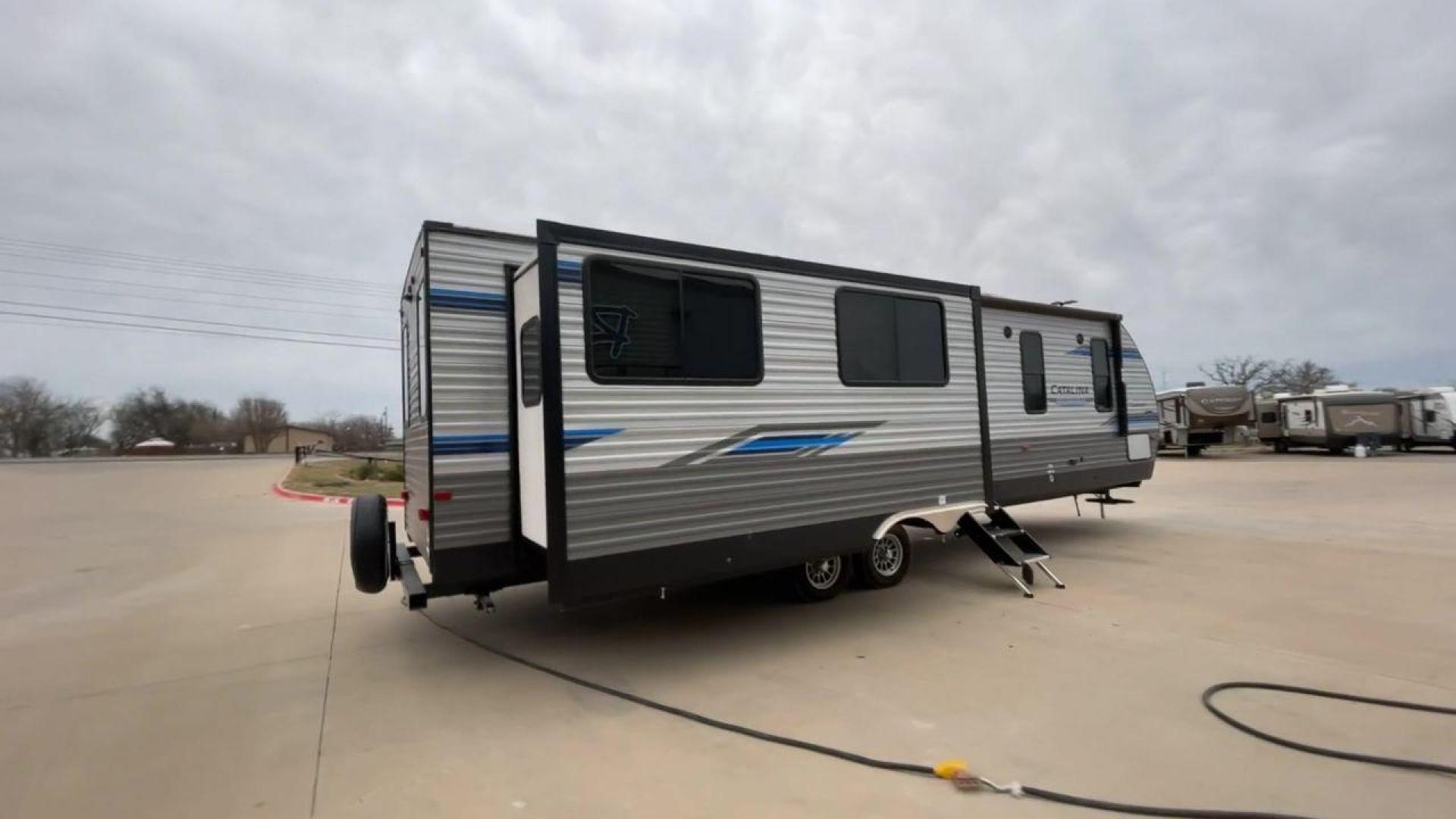 2021 FOREST RIVER CATALINA (5ZT2CAYB8MX) , Length: 36.58 ft. | Dry Weight: 8,268 lbs. | Gross Weight: 10,500 lbs. | Slides: 3 transmission, located at 4319 N Main St, Cleburne, TX, 76033, (817) 678-5133, 32.385960, -97.391212 - This 2021 Forest River Catalina 333RETS is a triple slide travel trailer that measures 36.58 ft. in length. It has a dry weight of 8,268 lbs. and a GVWR of 10,500 lbs. Its exterior is a base color of silver with gray and blue accents. Its interior features a classic rear living layout. The back w - Photo#1