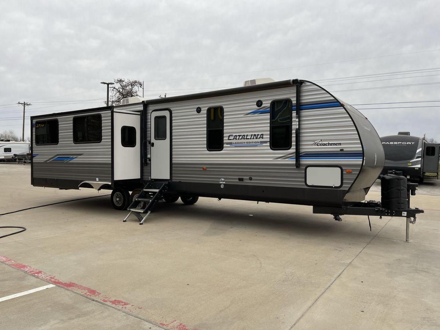 2021 FOREST RIVER CATALINA (5ZT2CAYB8MX) , Length: 36.58 ft. | Dry Weight: 8,268 lbs. | Gross Weight: 10,500 lbs. | Slides: 3 transmission, located at 4319 N Main St, Cleburne, TX, 76033, (817) 678-5133, 32.385960, -97.391212 - This 2021 Forest River Catalina 333RETS is a triple slide travel trailer that measures 36.58 ft. in length. It has a dry weight of 8,268 lbs. and a GVWR of 10,500 lbs. Its exterior is a base color of silver with gray and blue accents. Its interior features a classic rear living layout. The back w - Photo#22