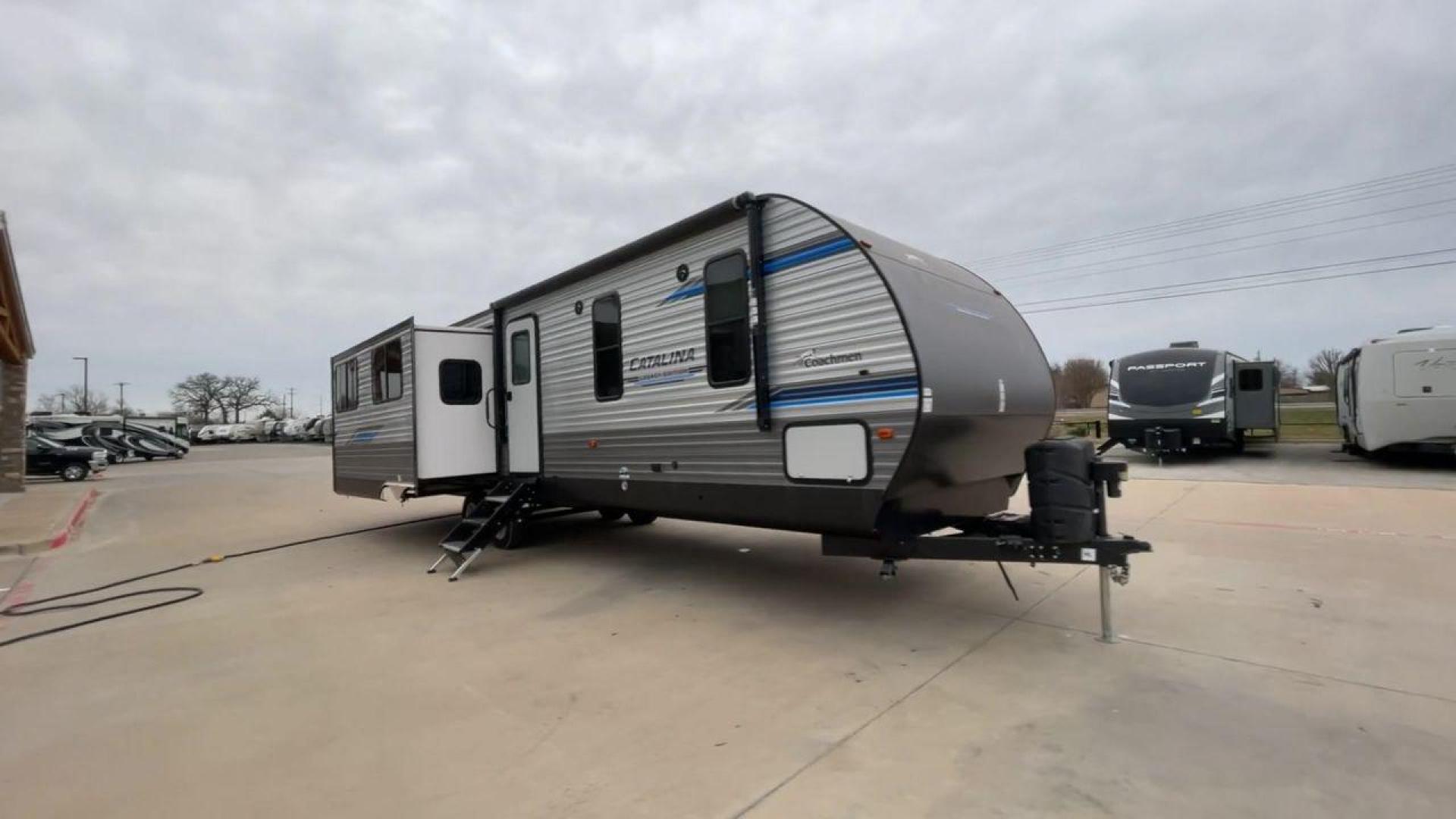 2021 FOREST RIVER CATALINA (5ZT2CAYB8MX) , Length: 36.58 ft. | Dry Weight: 8,268 lbs. | Gross Weight: 10,500 lbs. | Slides: 3 transmission, located at 4319 N Main St, Cleburne, TX, 76033, (817) 678-5133, 32.385960, -97.391212 - This 2021 Forest River Catalina 333RETS is a triple slide travel trailer that measures 36.58 ft. in length. It has a dry weight of 8,268 lbs. and a GVWR of 10,500 lbs. Its exterior is a base color of silver with gray and blue accents. Its interior features a classic rear living layout. The back w - Photo#3