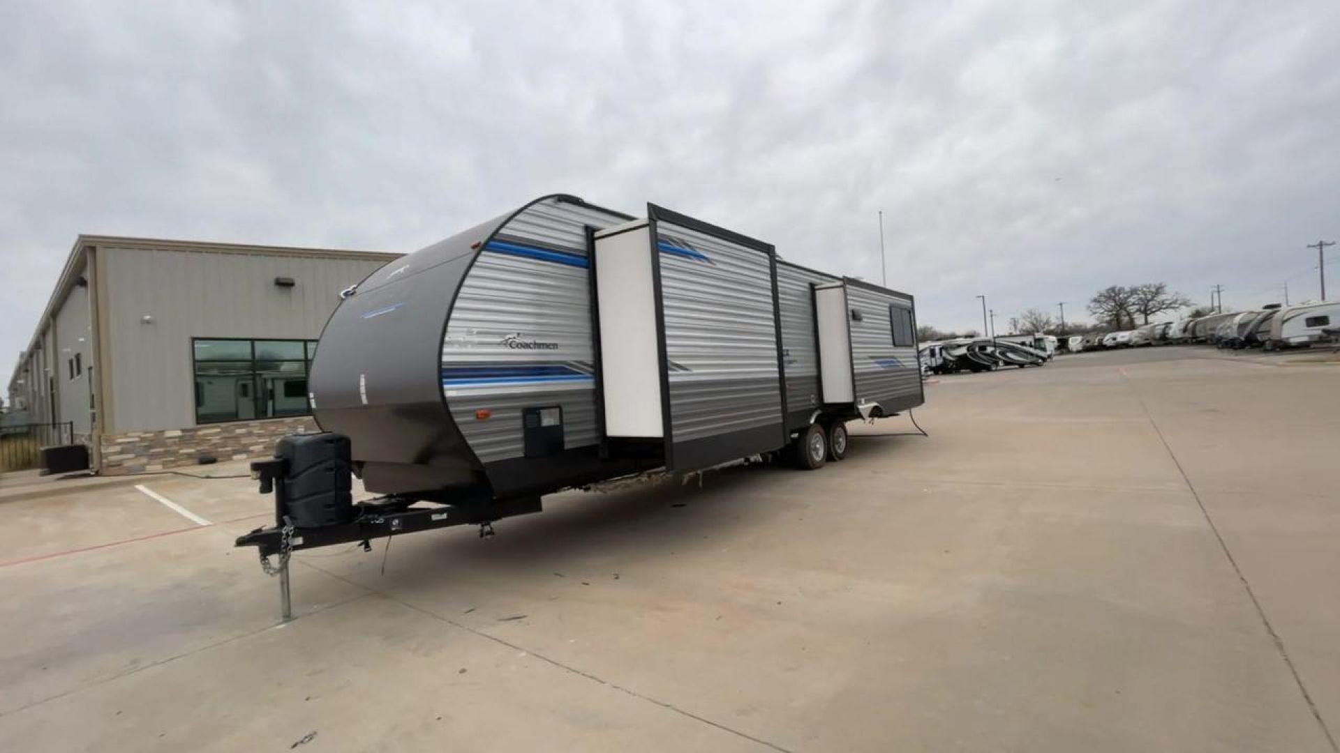 2021 FOREST RIVER CATALINA (5ZT2CAYB8MX) , Length: 36.58 ft. | Dry Weight: 8,268 lbs. | Gross Weight: 10,500 lbs. | Slides: 3 transmission, located at 4319 N Main St, Cleburne, TX, 76033, (817) 678-5133, 32.385960, -97.391212 - This 2021 Forest River Catalina 333RETS is a triple slide travel trailer that measures 36.58 ft. in length. It has a dry weight of 8,268 lbs. and a GVWR of 10,500 lbs. Its exterior is a base color of silver with gray and blue accents. Its interior features a classic rear living layout. The back w - Photo#5