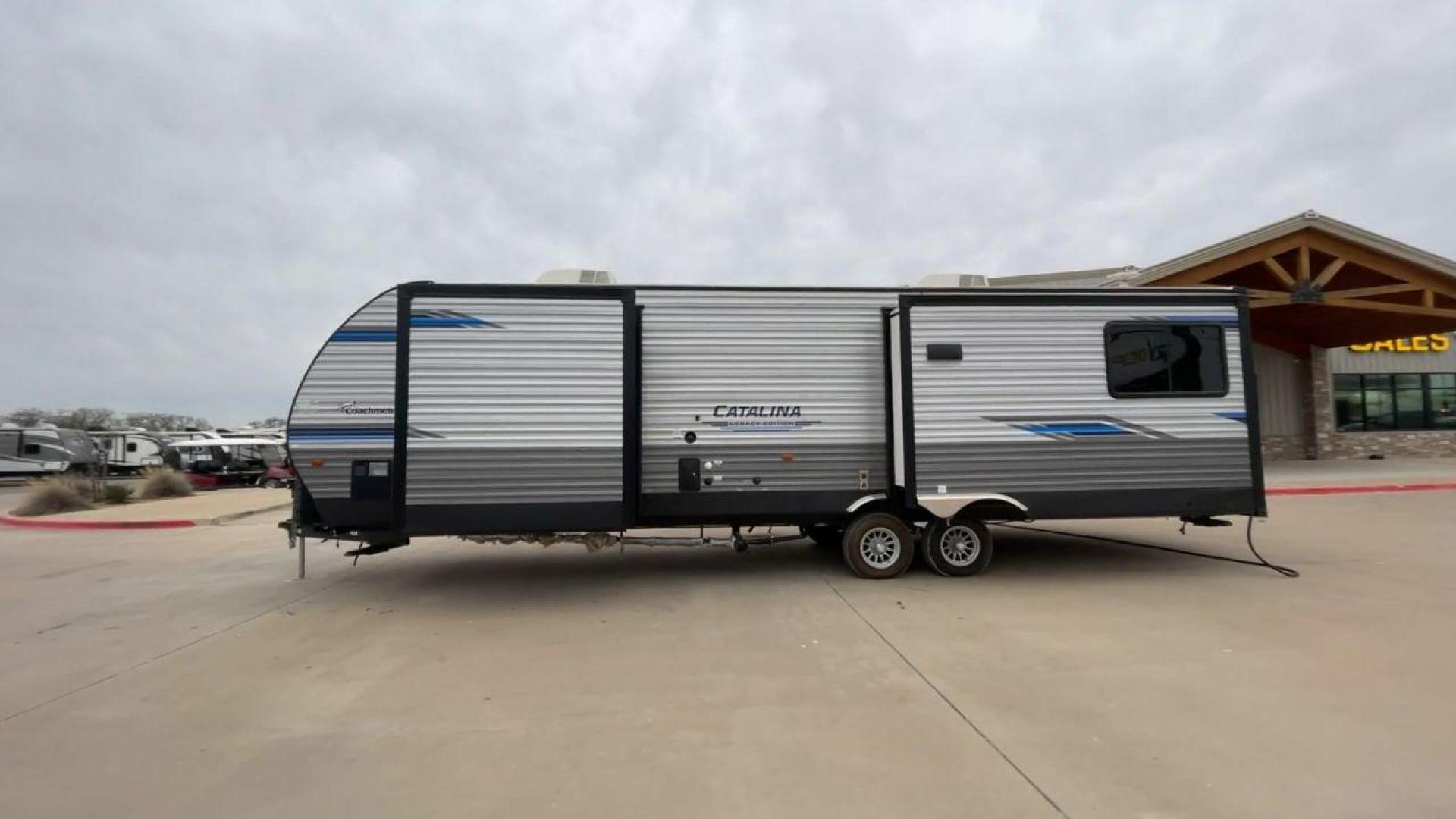 2021 FOREST RIVER CATALINA (5ZT2CAYB8MX) , Length: 36.58 ft. | Dry Weight: 8,268 lbs. | Gross Weight: 10,500 lbs. | Slides: 3 transmission, located at 4319 N Main St, Cleburne, TX, 76033, (817) 678-5133, 32.385960, -97.391212 - This 2021 Forest River Catalina 333RETS is a triple slide travel trailer that measures 36.58 ft. in length. It has a dry weight of 8,268 lbs. and a GVWR of 10,500 lbs. Its exterior is a base color of silver with gray and blue accents. Its interior features a classic rear living layout. The back w - Photo#6