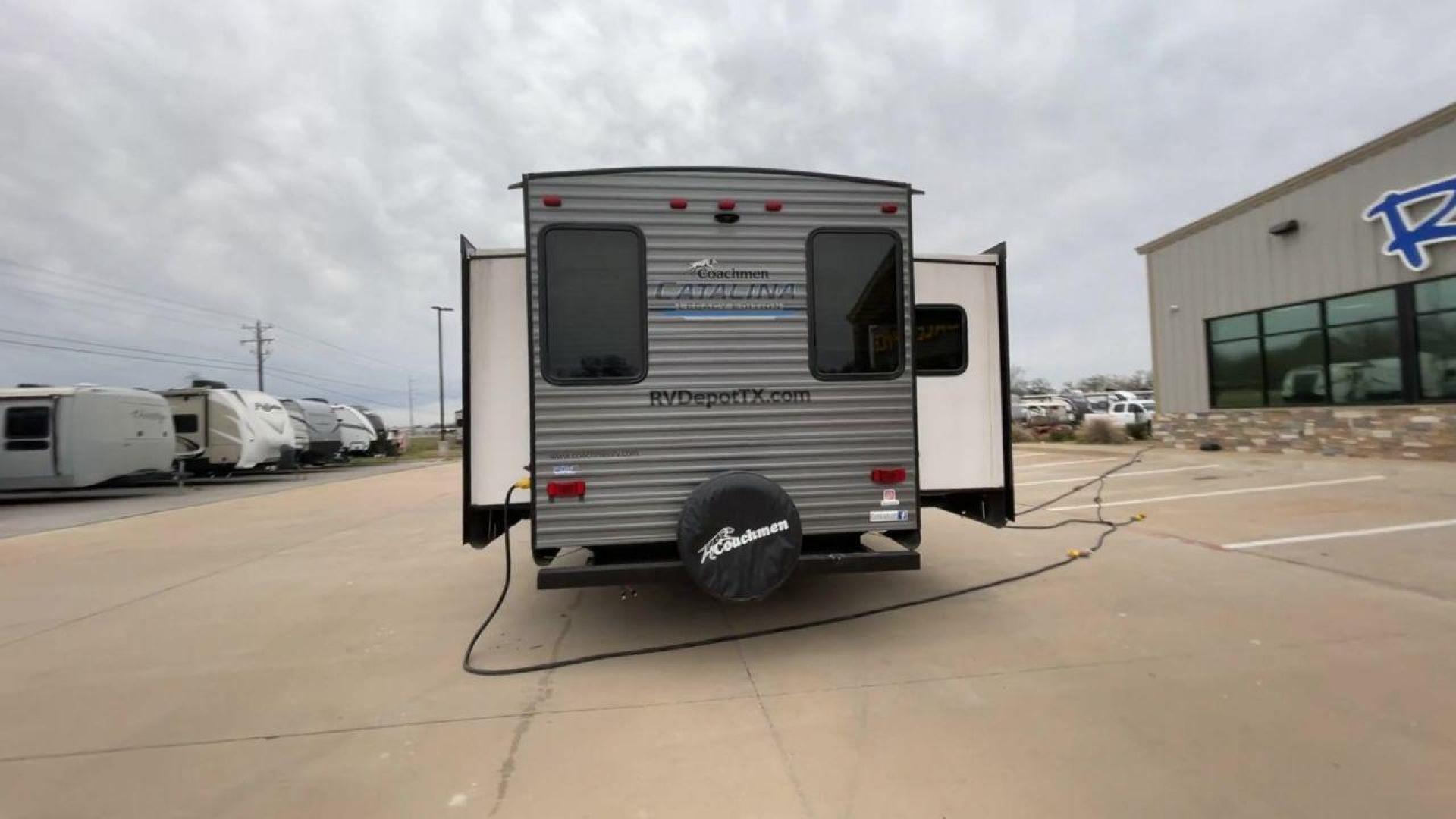 2021 FOREST RIVER CATALINA (5ZT2CAYB8MX) , Length: 36.58 ft. | Dry Weight: 8,268 lbs. | Gross Weight: 10,500 lbs. | Slides: 3 transmission, located at 4319 N Main St, Cleburne, TX, 76033, (817) 678-5133, 32.385960, -97.391212 - This 2021 Forest River Catalina 333RETS is a triple slide travel trailer that measures 36.58 ft. in length. It has a dry weight of 8,268 lbs. and a GVWR of 10,500 lbs. Its exterior is a base color of silver with gray and blue accents. Its interior features a classic rear living layout. The back w - Photo#8