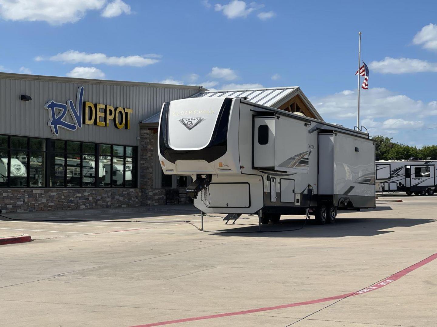 2021 FOREST RIVER CEDAR CREEK 38EL (4X4FCRP25MS) , Length: 39.75 ft. | Dry Weight: 14,429 lbs. | Gross Weight: 18,000 lbs. | Slides: 3 transmission, located at 4319 N Main St, Cleburne, TX, 76033, (817) 678-5133, 32.385960, -97.391212 - Photo#0