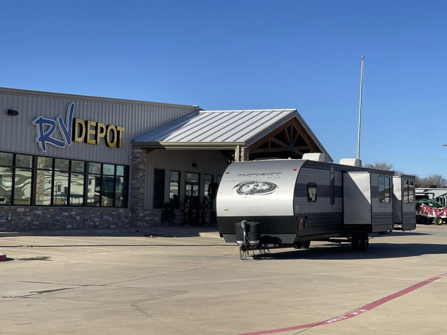 2021 FOREST RIVER CHEROKEE 306MM (4X4TCKG29MX) , Length: 39.92 ft. | Dry Weight: 8,578 lbs. | Gross Weight: 11,100 lbs. | Slides: 3 transmission, located at 4319 N Main St, Cleburne, TX, 76033, (817) 678-5133, 32.385960, -97.391212 - The 2021 Forest River Cherokee 306MM is a spacious and stylish travel trailer, ideal for families or couples who enjoy both relaxation and entertainment on the road. Its rear living area design and premium features make it a standout choice for extended adventures or weekend getaways. The dimensions - Photo#0