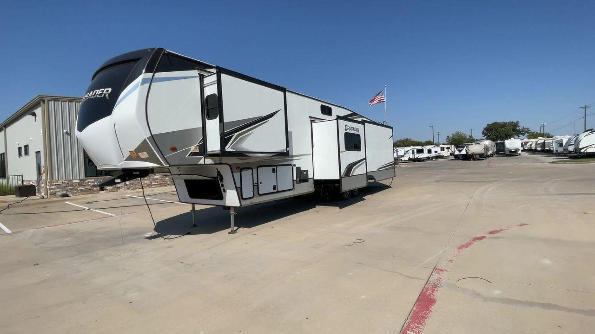 2021 FOREST RIVER CRUSADER 382MBH (5ZT3CS3B4MG) , Length: 43.33 ft. | Dry Weight: 13,106 lbs. | Slides: 4 transmission, located at 4319 N Main St, Cleburne, TX, 76033, (817) 678-5133, 32.385960, -97.391212 - Photo#5