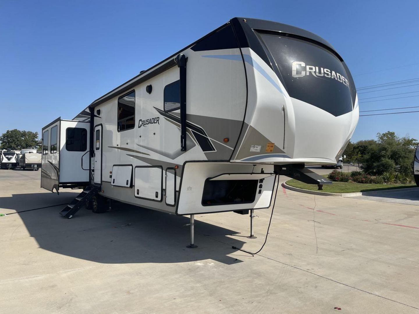 2021 FOREST RIVER CRUSADER 382MBH (5ZT3CS3B4MG) , Length: 43.33 ft. | Dry Weight: 13,106 lbs. | Slides: 4 transmission, located at 4319 N Main St, Cleburne, TX, 76033, (817) 678-5133, 32.385960, -97.391212 - Photo#22