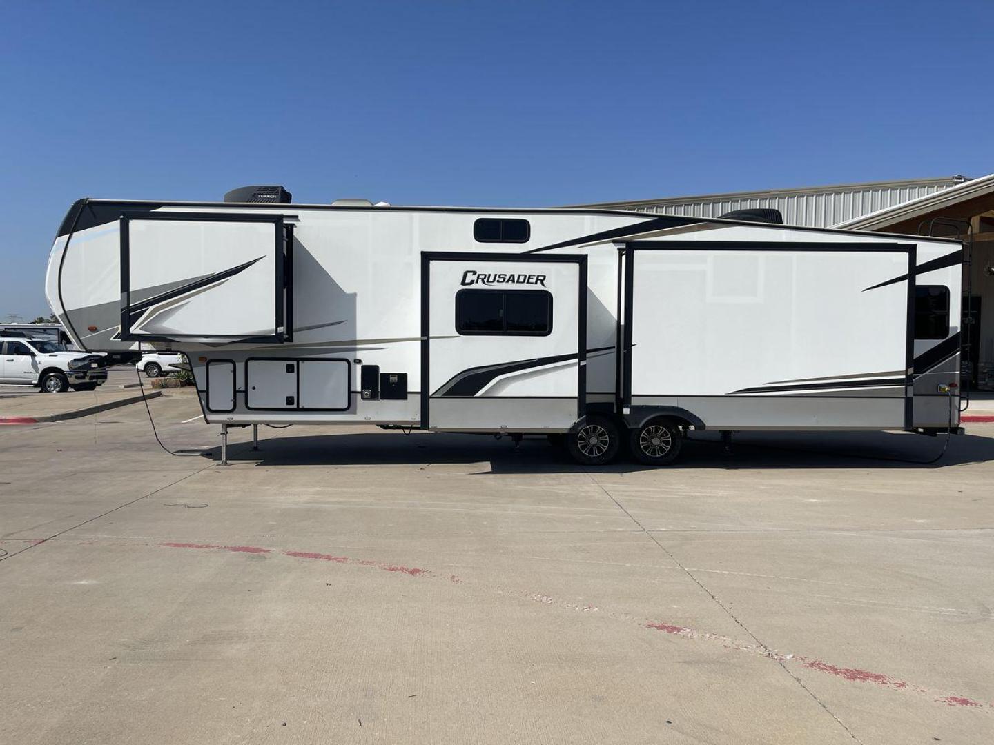 2021 FOREST RIVER CRUSADER 382MBH (5ZT3CS3B4MG) , Length: 43.33 ft. | Dry Weight: 13,106 lbs. | Slides: 4 transmission, located at 4319 N Main St, Cleburne, TX, 76033, (817) 678-5133, 32.385960, -97.391212 - Photo#23