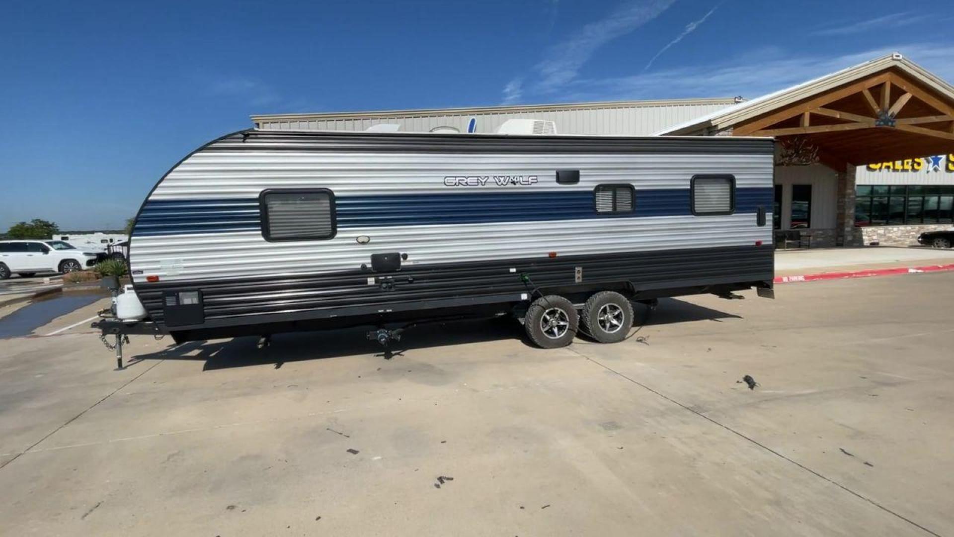 2021 FOREST RIVER GREY WOLF 25RRT (4X4TCKA22MK) , Length: 30.83 ft. | Dry Weight: 5,103 lbs. | Gross Weight: 7,690 lbs. | Slides: 0 transmission, located at 4319 N Main St, Cleburne, TX, 76033, (817) 678-5133, 32.385960, -97.391212 - Photo#6