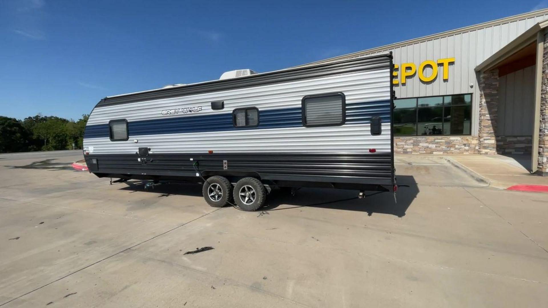 2021 FOREST RIVER GREY WOLF 25RRT (4X4TCKA22MK) , Length: 30.83 ft. | Dry Weight: 5,103 lbs. | Gross Weight: 7,690 lbs. | Slides: 0 transmission, located at 4319 N Main St, Cleburne, TX, 76033, (817) 678-5133, 32.385960, -97.391212 - Photo#7