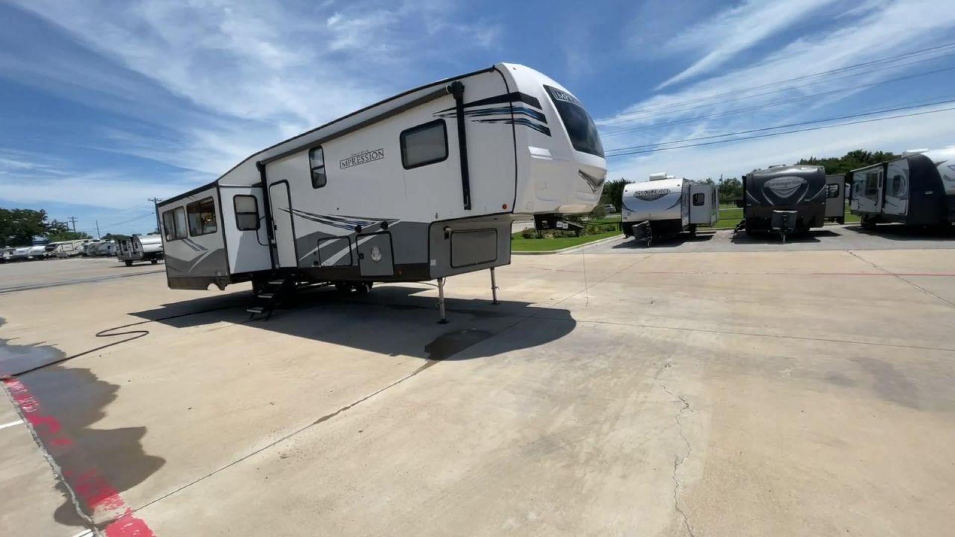 2021 FOREST RIVER IMPRESSION 315MB (5ZT3MPXB2MD) , located at 4319 N Main St, Cleburne, TX, 76033, (817) 678-5133, 32.385960, -97.391212 - Photo#3