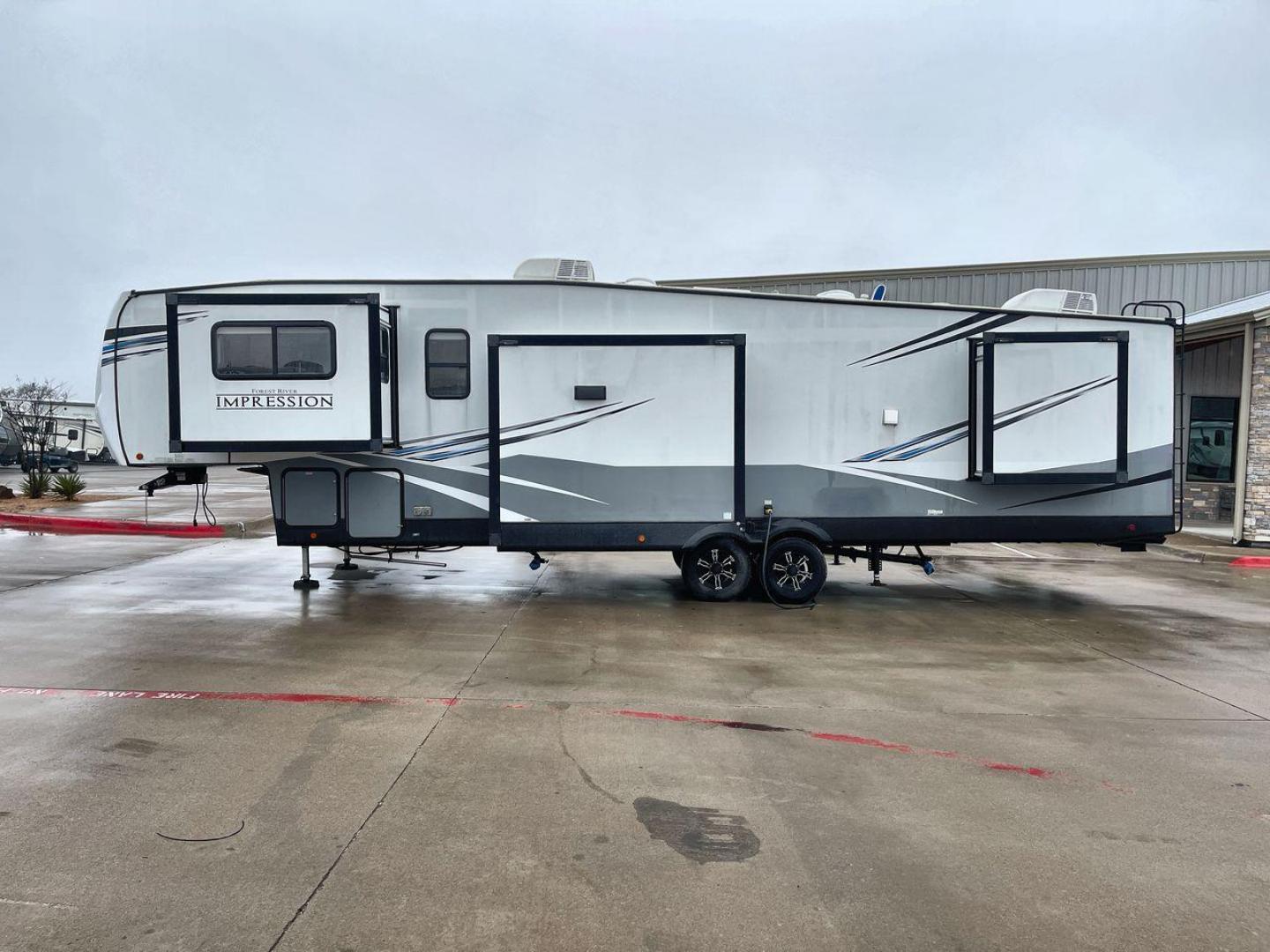 2021 FOREST RIVER IMPRESSION 320FL (5ZT3MPXB1MD) , Length: 40.17 ft | Dry Weight: 10,303 lbs | Gross Weight: 14,535 lbs | Slides: 4 transmission, located at 4319 N Main St, Cleburne, TX, 76033, (817) 678-5133, 32.385960, -97.391212 - The 2021 Forest River Impression 320FL fifth wheel RV is built for durability and style. Its sleek white fiberglass body is accented with bold black and blue graphics, giving it a modern and aerodynamic look. The front cap features a distinctive aerodynamic profile with the Impression logo prominent - Photo#24