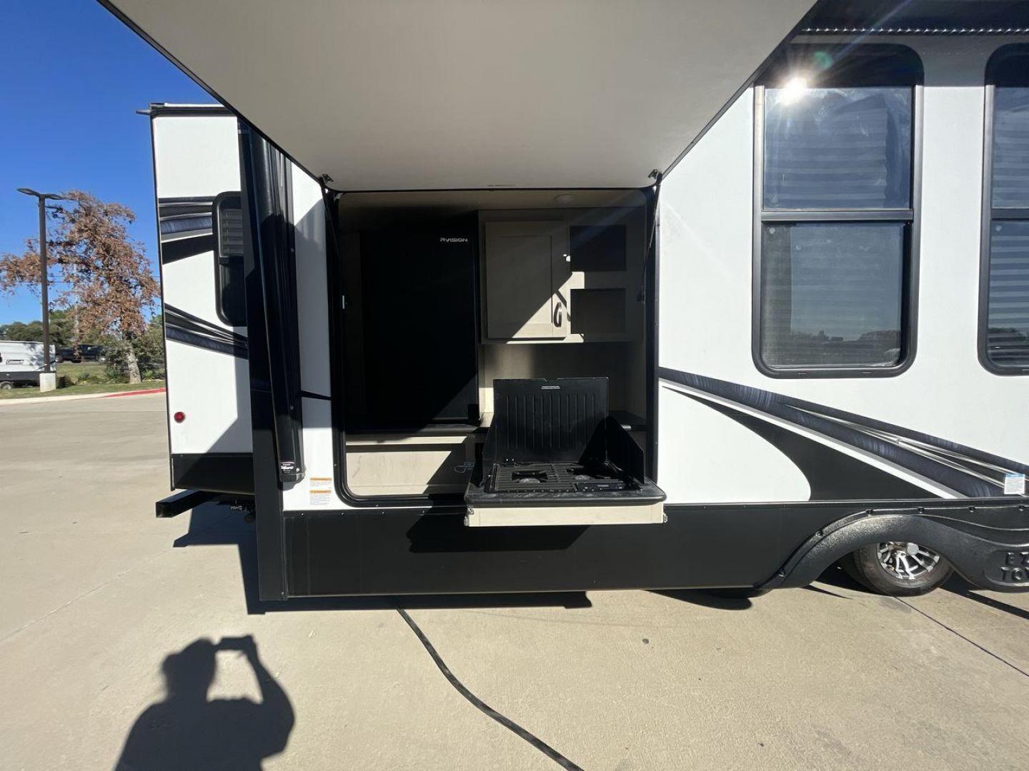 2021 FOREST RIVER LACROSSE 3399SE (5ZT2LCZB5MB) , Length: 37.58 ft. | Dry Weight: 8,678 lbs. | Slides: 3 transmission, located at 4319 N Main St, Cleburne, TX, 76033, (817) 678-5133, 32.385960, -97.391212 - Photo#22