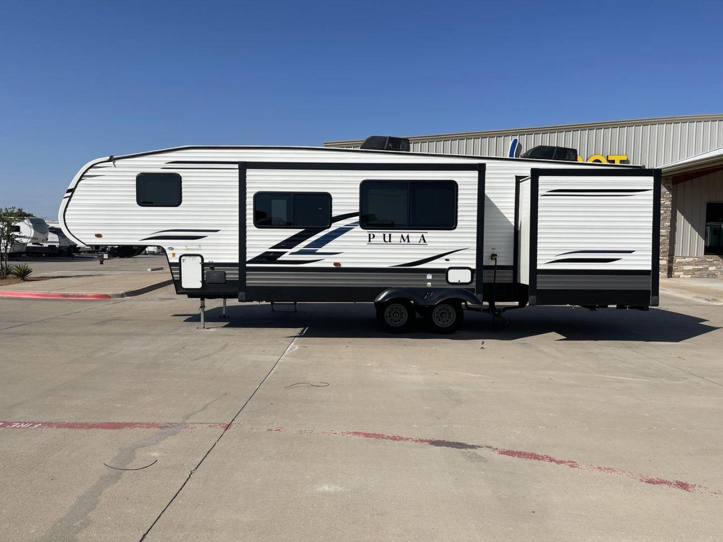 2021 FOREST RIVER PUMA 295BHSS (4X4FPUF25MP) , located at 4319 N Main St, Cleburne, TX, 76033, (817) 678-5133, 32.385960, -97.391212 - Photo#23