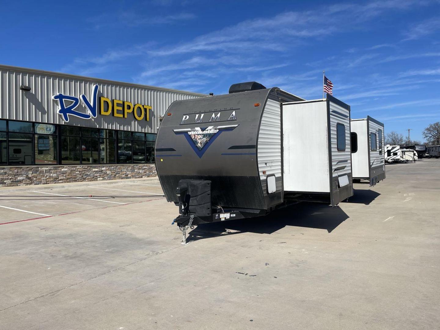 2021 FOREST RIVER PUMA 30RKQS (4X4TPUF26MP) , Length: 35.92 ft. | Dry Weight: 7,974 lbs. | Gross Weight: 9,600 lbs. | Slides: 2 transmission, located at 4319 N Main St, Cleburne, TX, 76033, (817) 678-5133, 32.385960, -97.391212 - Gathering your friends to camp out on weekends will be no problem with this 2021 Forest River Puma 30RKQS travel trailer. This trailer offers you great amenities and features that everyone can enjoy! This unit measures 35.92 ft in length, 8 ft in width, 11.08 ft in height, and 6.67 ft in interior he - Photo#0