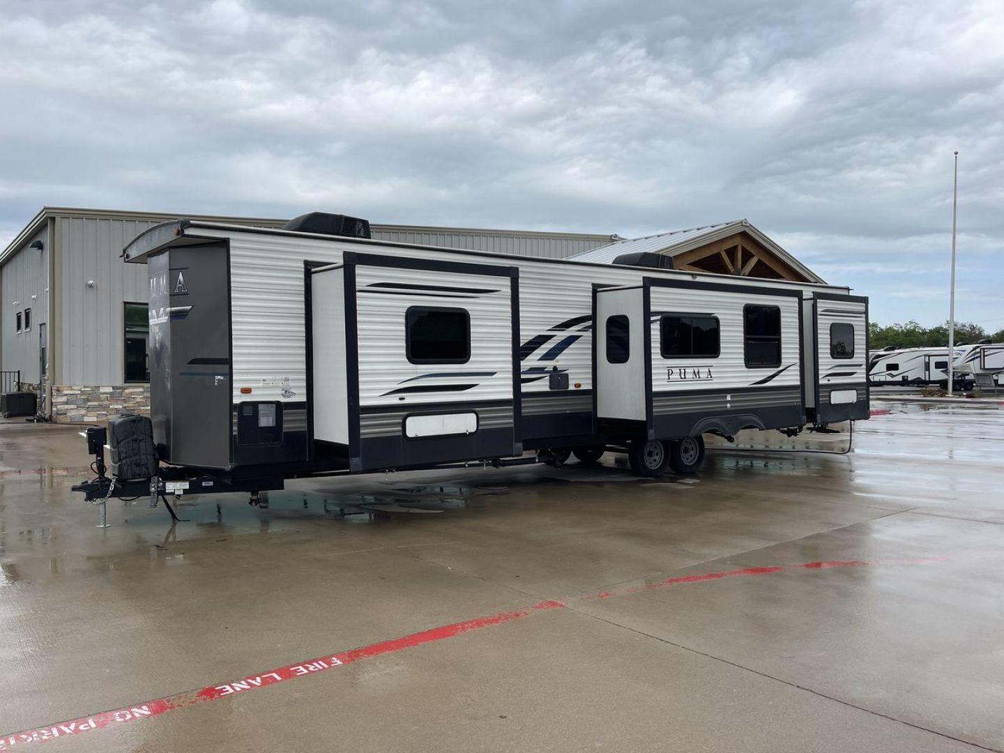 2021 FOREST RIVER PUMA 39DBT (4X4TPUR25MP) , located at 4319 N Main St, Cleburne, TX, 76033, (817) 678-5133, 32.385960, -97.391212 - Photo#23