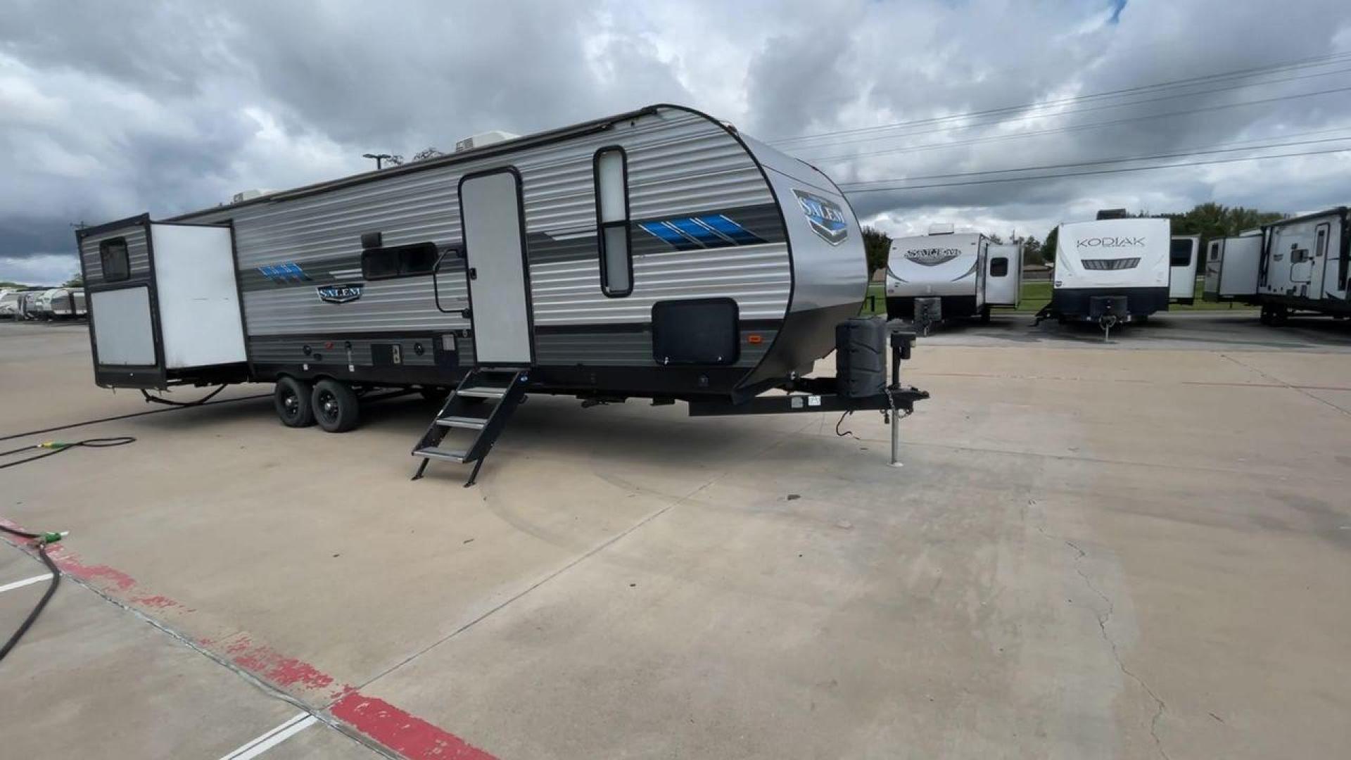 2021 FOREST RIVER SALEM 31KQBTS (4X4TSMG26M8) , Length: 36.5 ft. | Dry Weight: 8,573 lbs. | Slides: 3 transmission, located at 4319 N Main St, Cleburne, TX, 76033, (817) 678-5133, 32.385960, -97.391212 - The 2021 Forest River Salem 31KQBTS is a versatile, spacious, and well-designed travel trailer perfect for families and groups. This unit has a sleek, modern exterior with rugged aluminum siding and three large slide-outs for added space. The retractable outdoor kitchen adds convenience for outdoor - Photo#3