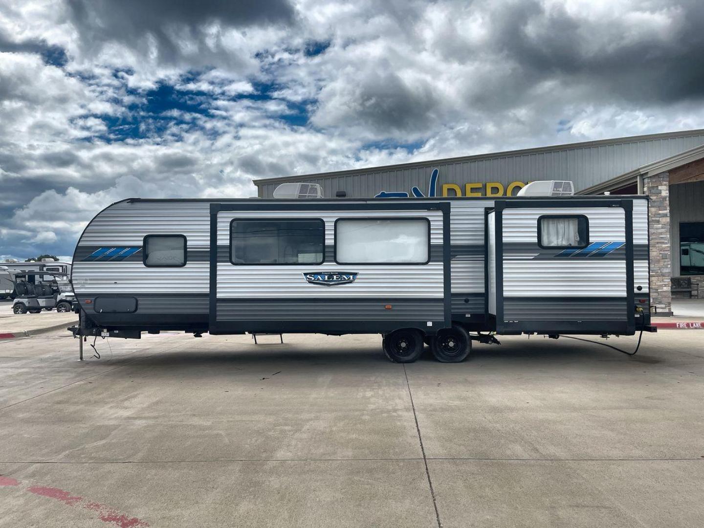 2021 FOREST RIVER SALEM 31KQBTS (4X4TSMG26M8) , Length: 36.5 ft. | Dry Weight: 8,573 lbs. | Slides: 3 transmission, located at 4319 N Main St, Cleburne, TX, 76033, (817) 678-5133, 32.385960, -97.391212 - The 2021 Forest River Salem 31KQBTS is a versatile, spacious, and well-designed travel trailer perfect for families and groups. This unit has a sleek, modern exterior with rugged aluminum siding and three large slide-outs for added space. The retractable outdoor kitchen adds convenience for outdoor - Photo#24