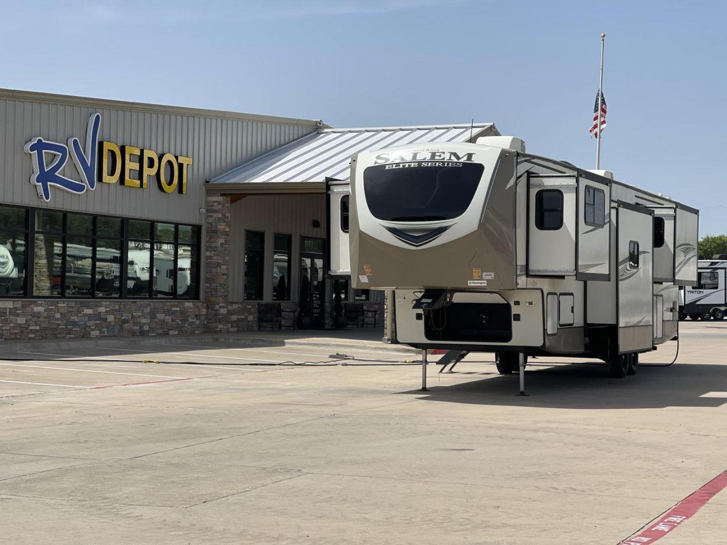 2021 FOREST RIVER SALEM 36FL (4X4FSBM21MV) , Length: 43.75 ft. | Dry Weight: 12,624 lbs. | Slides: 4 transmission, located at 4319 N Main St, Cleburne, TX, 76033, (817) 678-5133, 32.385960, -97.391212 - Photo#0