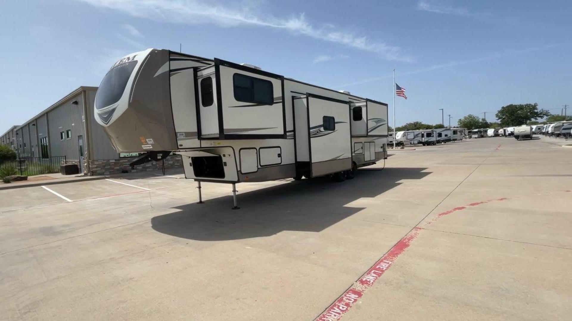 2021 FOREST RIVER SALEM 36FL (4X4FSBM21MV) , Length: 43.75 ft. | Dry Weight: 12,624 lbs. | Slides: 4 transmission, located at 4319 N Main St, Cleburne, TX, 76033, (817) 678-5133, 32.385960, -97.391212 - Photo#5