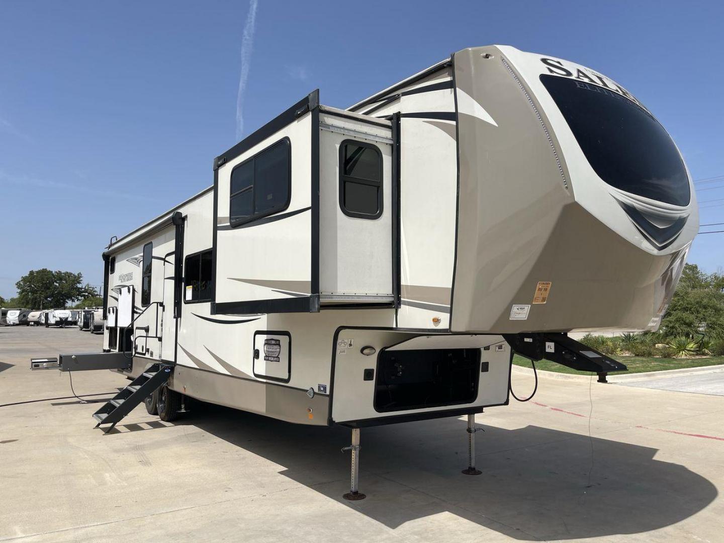 2021 FOREST RIVER SALEM 36FL (4X4FSBM21MV) , Length: 43.75 ft. | Dry Weight: 12,624 lbs. | Slides: 4 transmission, located at 4319 N Main St, Cleburne, TX, 76033, (817) 678-5133, 32.385960, -97.391212 - Photo#23