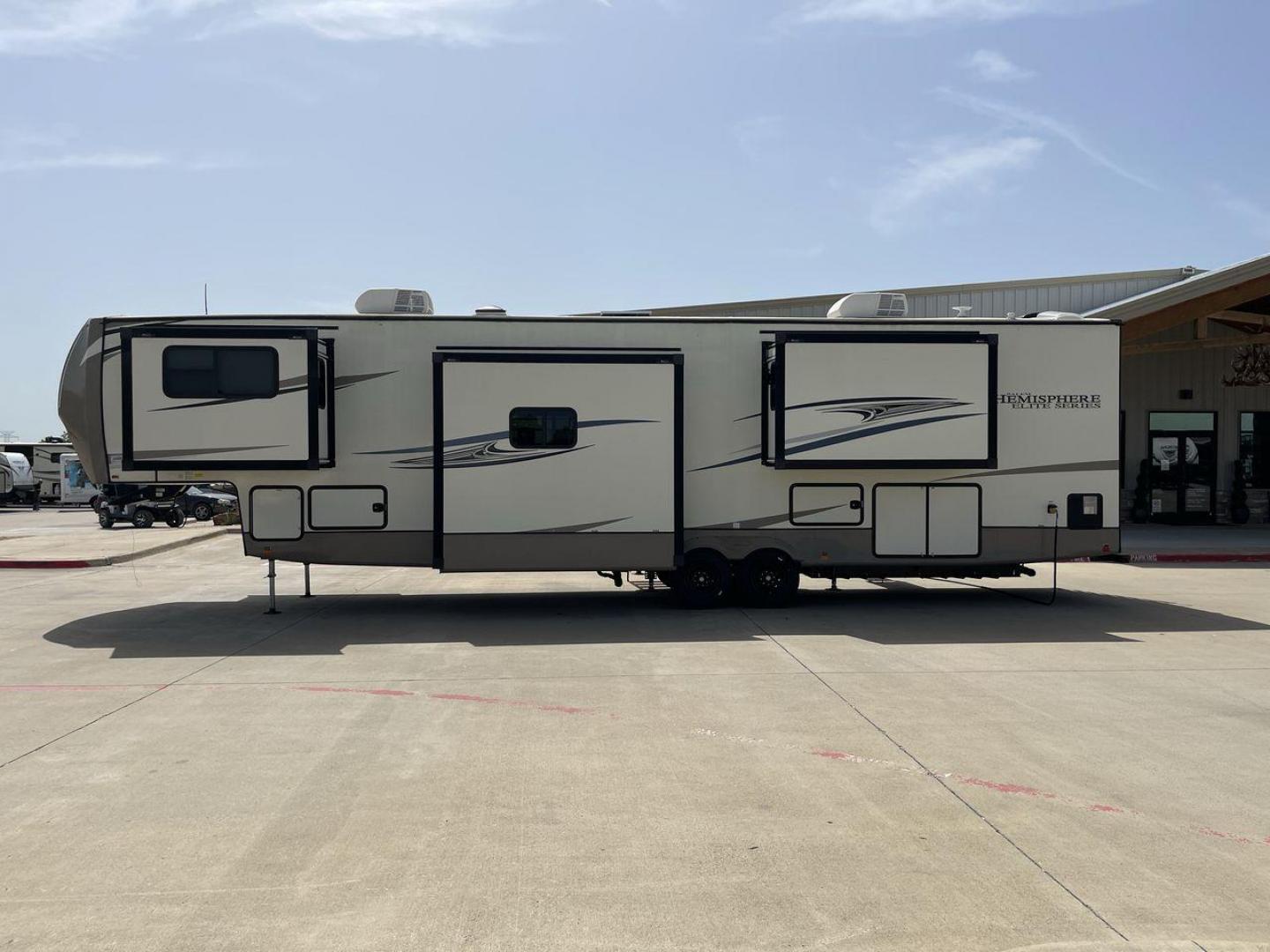 2021 FOREST RIVER SALEM 36FL (4X4FSBM21MV) , Length: 43.75 ft. | Dry Weight: 12,624 lbs. | Slides: 4 transmission, located at 4319 N Main St, Cleburne, TX, 76033, (817) 678-5133, 32.385960, -97.391212 - Photo#24