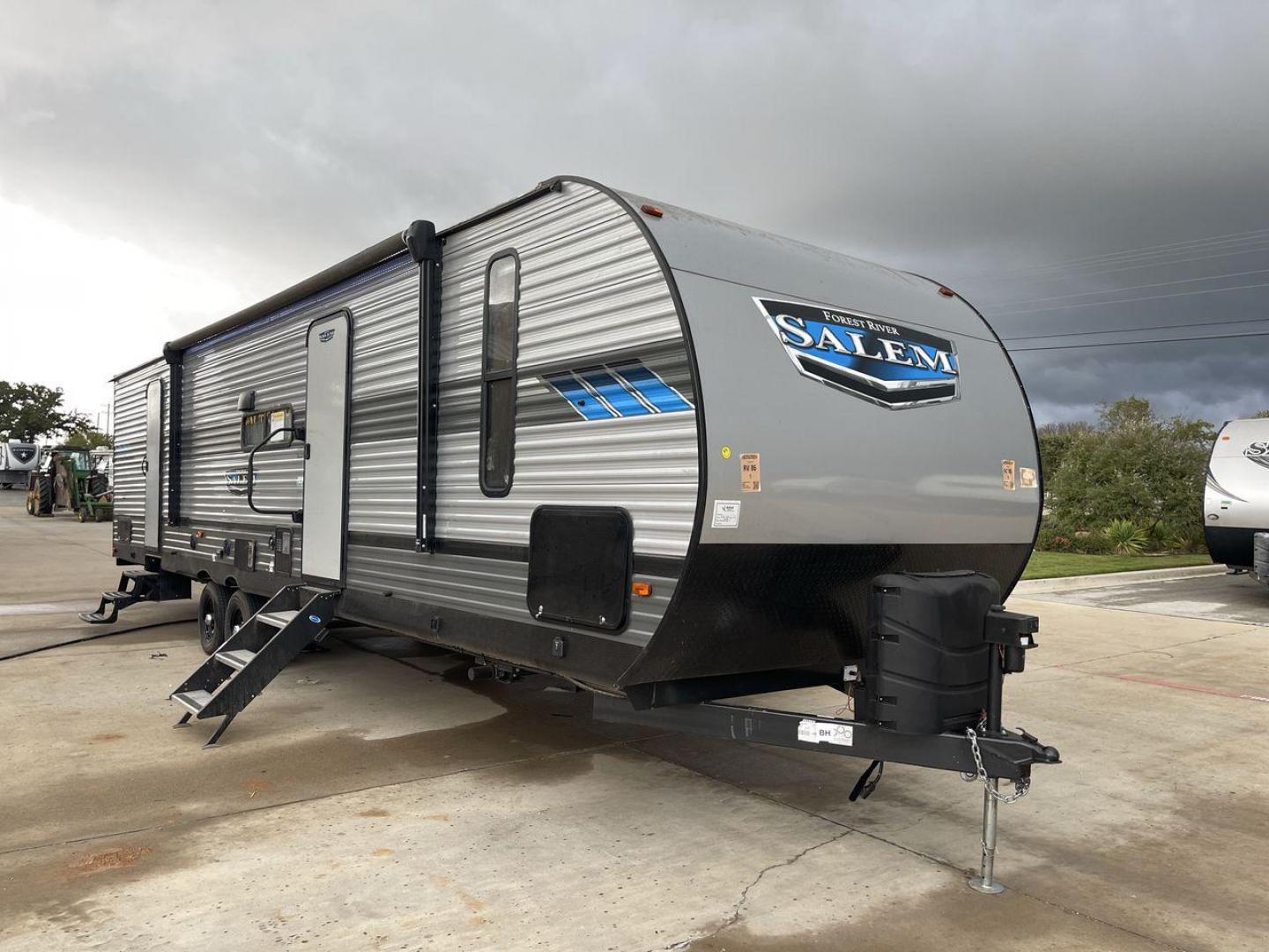 2021 FOREST RIVER SALEM 37BHSS2Q (4X4TSMN22MA) , Length: 39 ft. | Dry Weight: 7,659 lbs. | Slides: 1 transmission, located at 4319 N Main St, Cleburne, TX, 76033, (817) 678-5133, 32.385960, -97.391212 - Photo#22