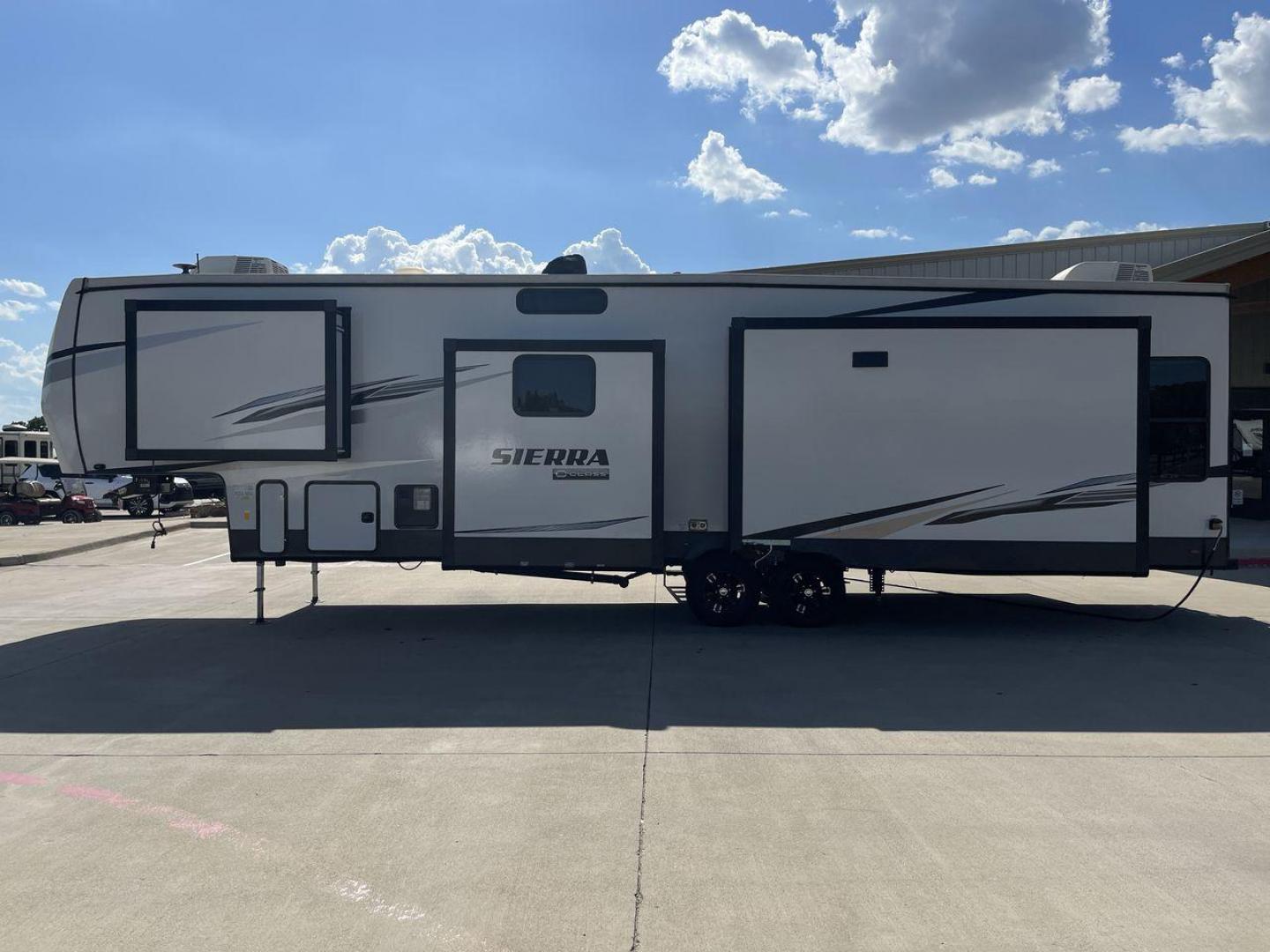 2021 FOREST RIVER SIERRA 3660MB (4X4FSEN23MJ) , Length: 39.92 ft. | Dry Weight: 11,659 lbs. | Gross Weight: 14,115 lbs. | Slides: 4 transmission, located at 4319 N Main St, Cleburne, TX, 76033, (817) 678-5133, 32.385960, -97.391212 - Photo#24