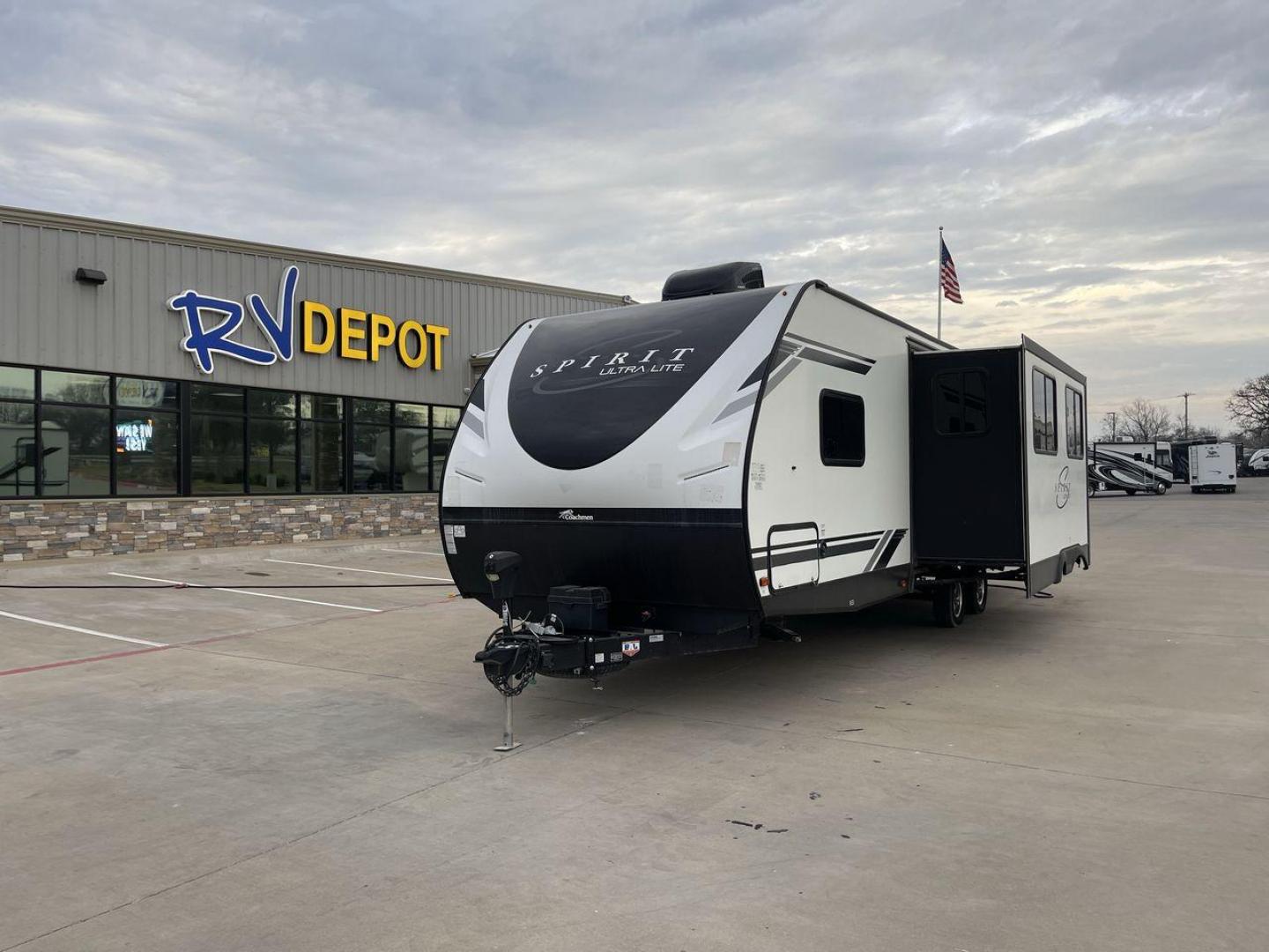 2021 FOREST RIVER SPIRIT 2963BH (5ZT2SBVB7MS) , Length: 33.92 ft | Dry Weight: 6,408 lbs | Slides: 1 transmission, located at 4319 N Main St, Cleburne, TX, 76033, (817) 678-5133, 32.385960, -97.391212 - Photo#0