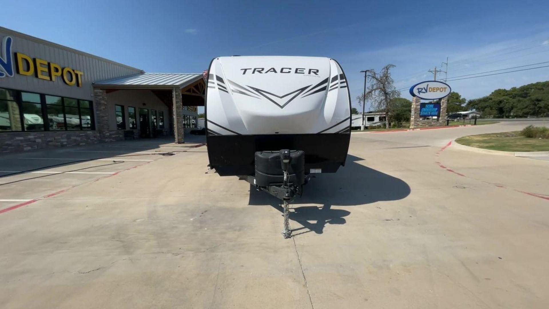 2021 FOREST RIVER TRACER 28RES (5ZT2TRTB1MB) , Length: 32.92 ft. | Dry Weight: 6,866 lbs. | Slides: 2 transmission, located at 4319 N Main St, Cleburne, TX, 76033, (817) 678-5133, 32.385960, -97.391212 - Measuring 32.92 feet in length with a dry weight of 6,866 lbs., the 2021 Forest River Tracer 28RES is both spacious and easy to tow. The sleek white exterior with black accents and Tracer branding gives the trailer a sharp and contemporary look. The dual slide-outs on one side help create more livin - Photo#4